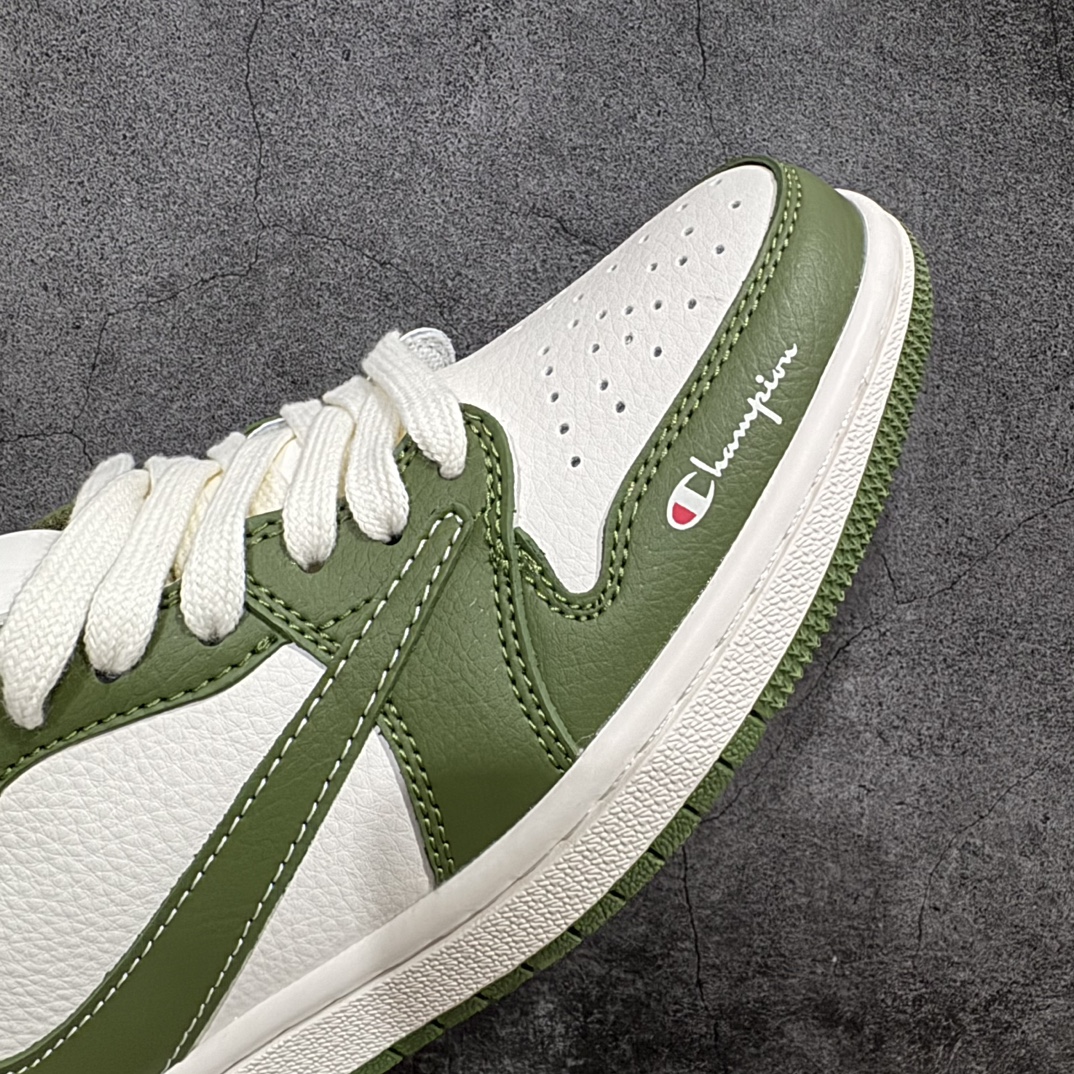 图片[6]-【定制版】Fragment x Travis Scott x Champion 冠军nAir Jordan 1 Low 三方联名倒钩性价比原盒出货 全新的三方联名低帮倒钩鞋面延续了黑脚趾设计，整双鞋以全荔枝皮打造，腰身搭配白色「倒勾」，再点缀上Travis Scott 标志性的Logo，后跟处以藤原浩最拿手的蓝色为主色调，完善极具Fragment Design的白蓝黑设计风格，左右脚分别以Travis Scott鬼脸和乔丹飞翼加以修饰，彰显出三方联名的奢华格调。 官方货号：QY1188 116 Size：36 36.5 37.5 38 38.5 39 40 40.5 41 42 42.5 43 44 44.5 45 编码：CC280300-鞋库