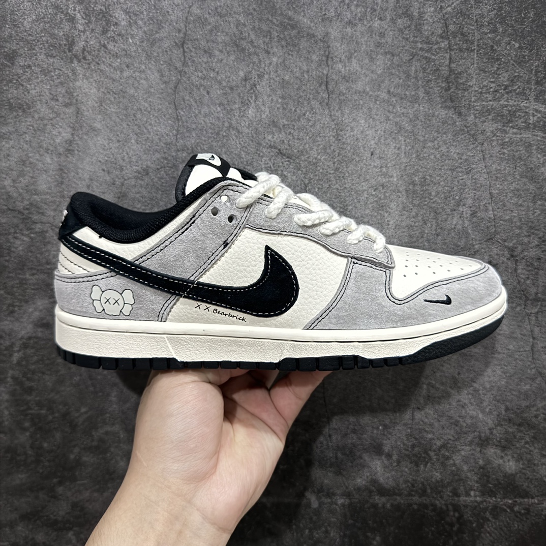 【定制版】Nike SB Dunk Low x KAWS 米灰黑小钩麻绳n纯原大厂出品 极力推荐👏n原装头层材料 独家版型蒸餾加工n帶來的是更好的视觉和脚感体验n大厂纯原品质出货 清洁度 电绣工艺皮料切割干净无任何毛边 细节完美 官方货号：MM1089 015 尺码：36 36.5 37.5 38 38.5 39 40 40.5 41 42 42.5 43 44 44.5 45 编码：HXS320340-鞋库