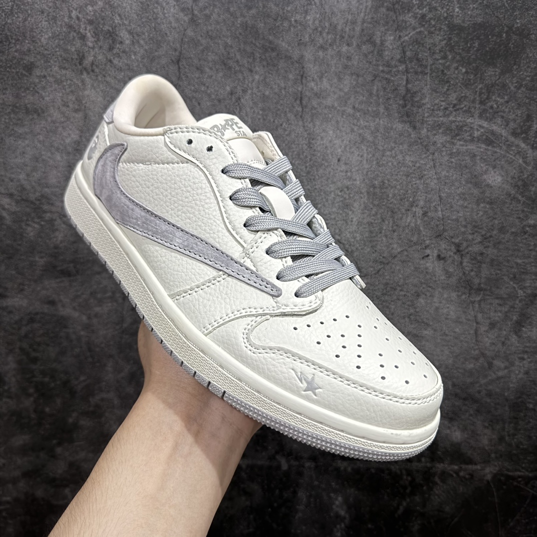 图片[3]-【定制版】Travis Scott x Fragment Design x Air Jordan 1 Low OG SP AJ1 乔1 Bape联名-米灰猪八勾 低帮文化休闲板鞋 JH6088-701 #多方联名合作融合了Travis Scott 独特的音乐风格，藤原浩个性的设计风格以及Jordan品牌的经典元素 使其成为一双具有独特身份和价值的鞋子 清新而立体的外观加上联名标识更突出了其独特身份 这种配色方案显示出活力和时尚感 在视觉上引人注目 鞋身的质感和细腻的细节处理使其显得高端而格调十足 这款“倒钩”联名是设计与创意完美结合 融合多方的个性风格是一款备受瞩目的潮流鞋款 低帮休闲板鞋 定制鞋盒 大厂纯原品质出货 超高清洁度 皮料切割干净无任何毛边 细节完美    尺码：36-45（半） 编码：HXS320340-鞋库