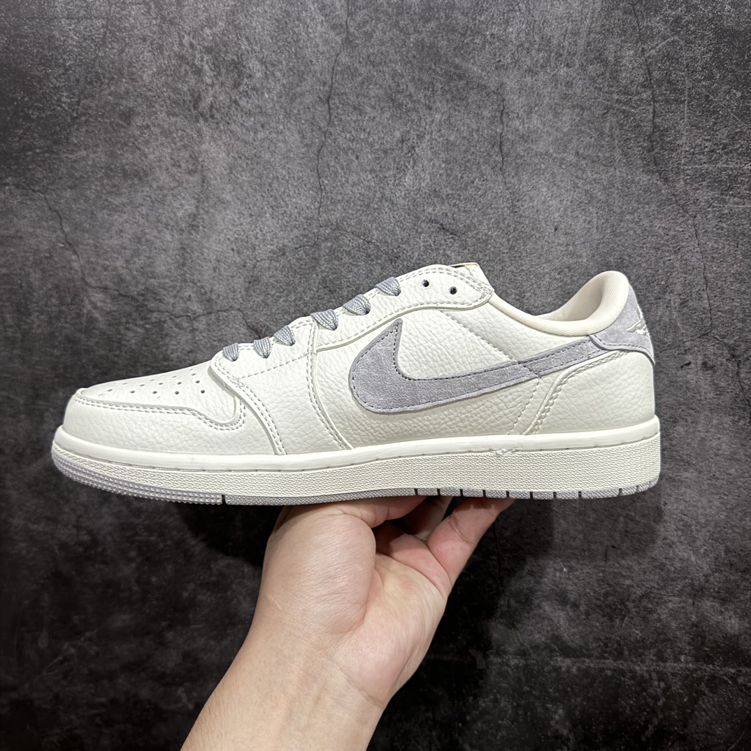 图片[2]-【定制版】Travis Scott x Fragment Design x Air Jordan 1 Low OG SP AJ1 乔1 Bape联名-米灰猪八勾 低帮文化休闲板鞋 JH6088-701 #多方联名合作融合了Travis Scott 独特的音乐风格，藤原浩个性的设计风格以及Jordan品牌的经典元素 使其成为一双具有独特身份和价值的鞋子 清新而立体的外观加上联名标识更突出了其独特身份 这种配色方案显示出活力和时尚感 在视觉上引人注目 鞋身的质感和细腻的细节处理使其显得高端而格调十足 这款“倒钩”联名是设计与创意完美结合 融合多方的个性风格是一款备受瞩目的潮流鞋款 低帮休闲板鞋 定制鞋盒 大厂纯原品质出货 超高清洁度 皮料切割干净无任何毛边 细节完美    尺码：36-45（半） 编码：HXS320340-鞋库