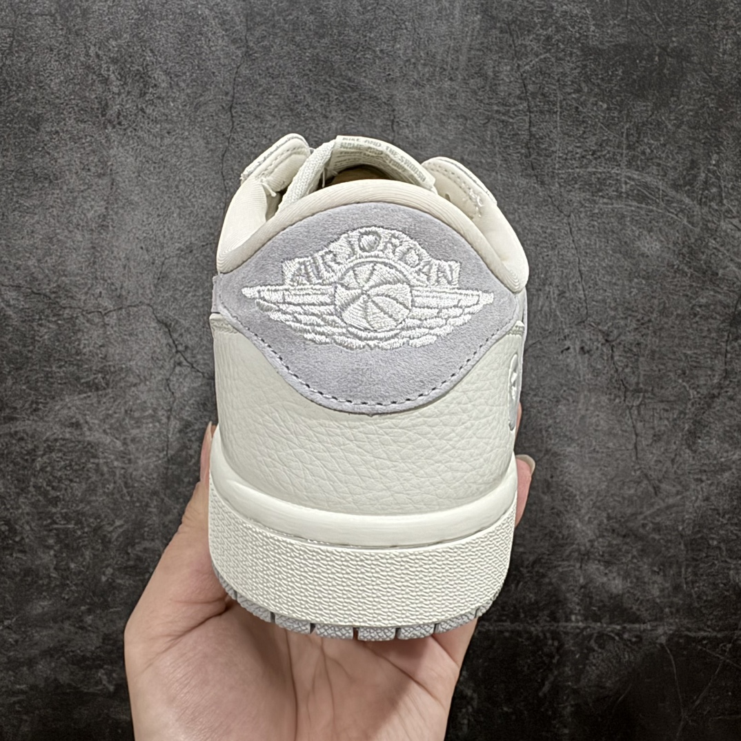 图片[4]-【定制版】Travis Scott x Fragment Design x Air Jordan 1 Low OG SP AJ1 乔1 Bape联名-米灰猪八勾 低帮文化休闲板鞋 JH6088-701 #多方联名合作融合了Travis Scott 独特的音乐风格，藤原浩个性的设计风格以及Jordan品牌的经典元素 使其成为一双具有独特身份和价值的鞋子 清新而立体的外观加上联名标识更突出了其独特身份 这种配色方案显示出活力和时尚感 在视觉上引人注目 鞋身的质感和细腻的细节处理使其显得高端而格调十足 这款“倒钩”联名是设计与创意完美结合 融合多方的个性风格是一款备受瞩目的潮流鞋款 低帮休闲板鞋 定制鞋盒 大厂纯原品质出货 超高清洁度 皮料切割干净无任何毛边 细节完美    尺码：36-45（半） 编码：HXS320340-鞋库