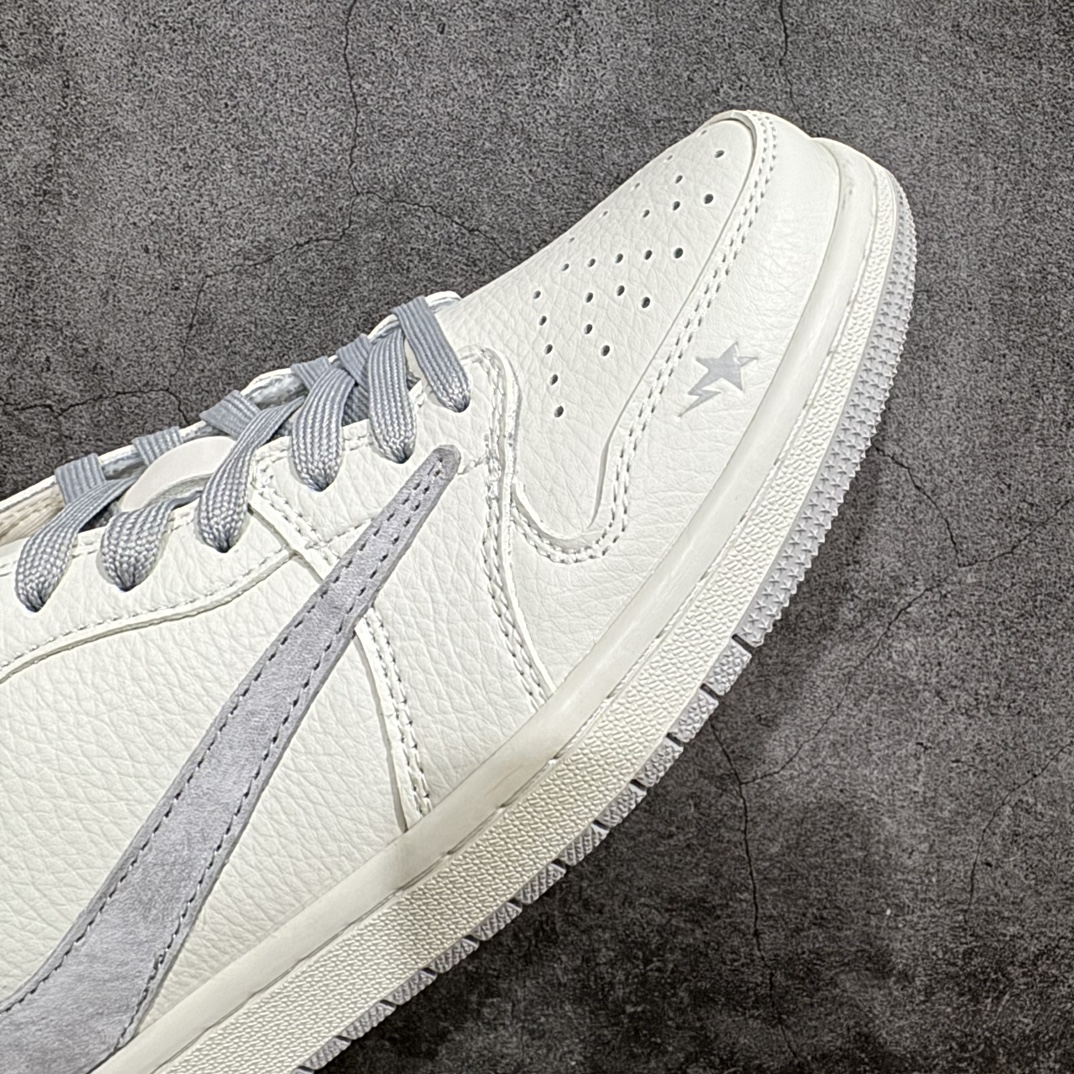 图片[6]-【定制版】Travis Scott x Fragment Design x Air Jordan 1 Low OG SP AJ1 乔1 Bape联名-米灰猪八勾 低帮文化休闲板鞋 JH6088-701 #多方联名合作融合了Travis Scott 独特的音乐风格，藤原浩个性的设计风格以及Jordan品牌的经典元素 使其成为一双具有独特身份和价值的鞋子 清新而立体的外观加上联名标识更突出了其独特身份 这种配色方案显示出活力和时尚感 在视觉上引人注目 鞋身的质感和细腻的细节处理使其显得高端而格调十足 这款“倒钩”联名是设计与创意完美结合 融合多方的个性风格是一款备受瞩目的潮流鞋款 低帮休闲板鞋 定制鞋盒 大厂纯原品质出货 超高清洁度 皮料切割干净无任何毛边 细节完美    尺码：36-45（半） 编码：HXS320340-鞋库