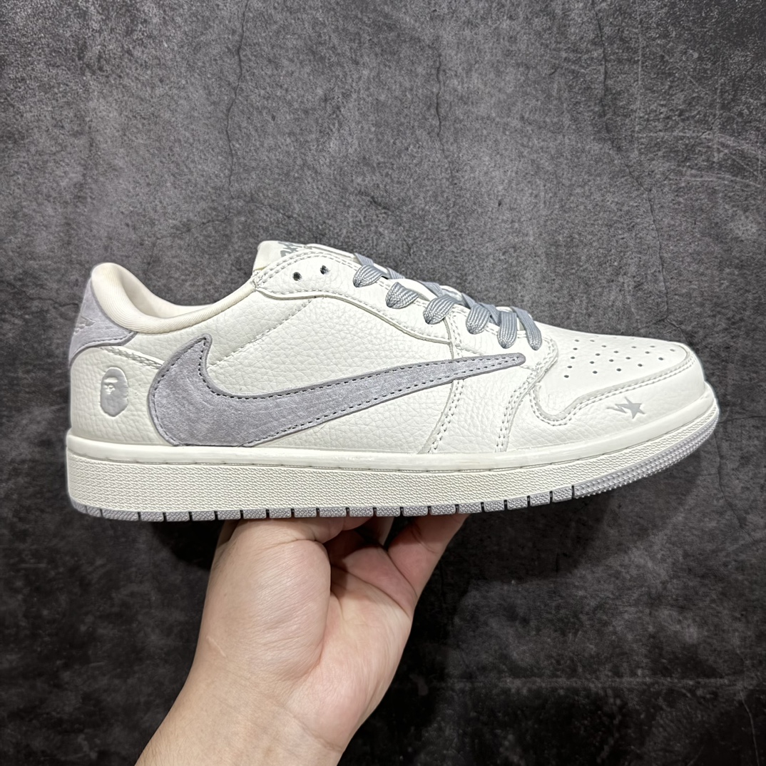 【定制版】Travis Scott x Fragment Design x Air Jordan 1 Low OG SP AJ1 乔1 Bape联名-米灰猪八勾 低帮文化休闲板鞋 JH6088-701 #多方联名合作融合了Travis Scott 独特的音乐风格，藤原浩个性的设计风格以及Jordan品牌的经典元素 使其成为一双具有独特身份和价值的鞋子 清新而立体的外观加上联名标识更突出了其独特身份 这种配色方案显示出活力和时尚感 在视觉上引人注目 鞋身的质感和细腻的细节处理使其显得高端而格调十足 这款“倒钩”联名是设计与创意完美结合 融合多方的个性风格是一款备受瞩目的潮流鞋款 低帮休闲板鞋 定制鞋盒 大厂纯原品质出货 超高清洁度 皮料切割干净无任何毛边 细节完美    尺码：36-45（半） 编码：HXS320340-鞋库