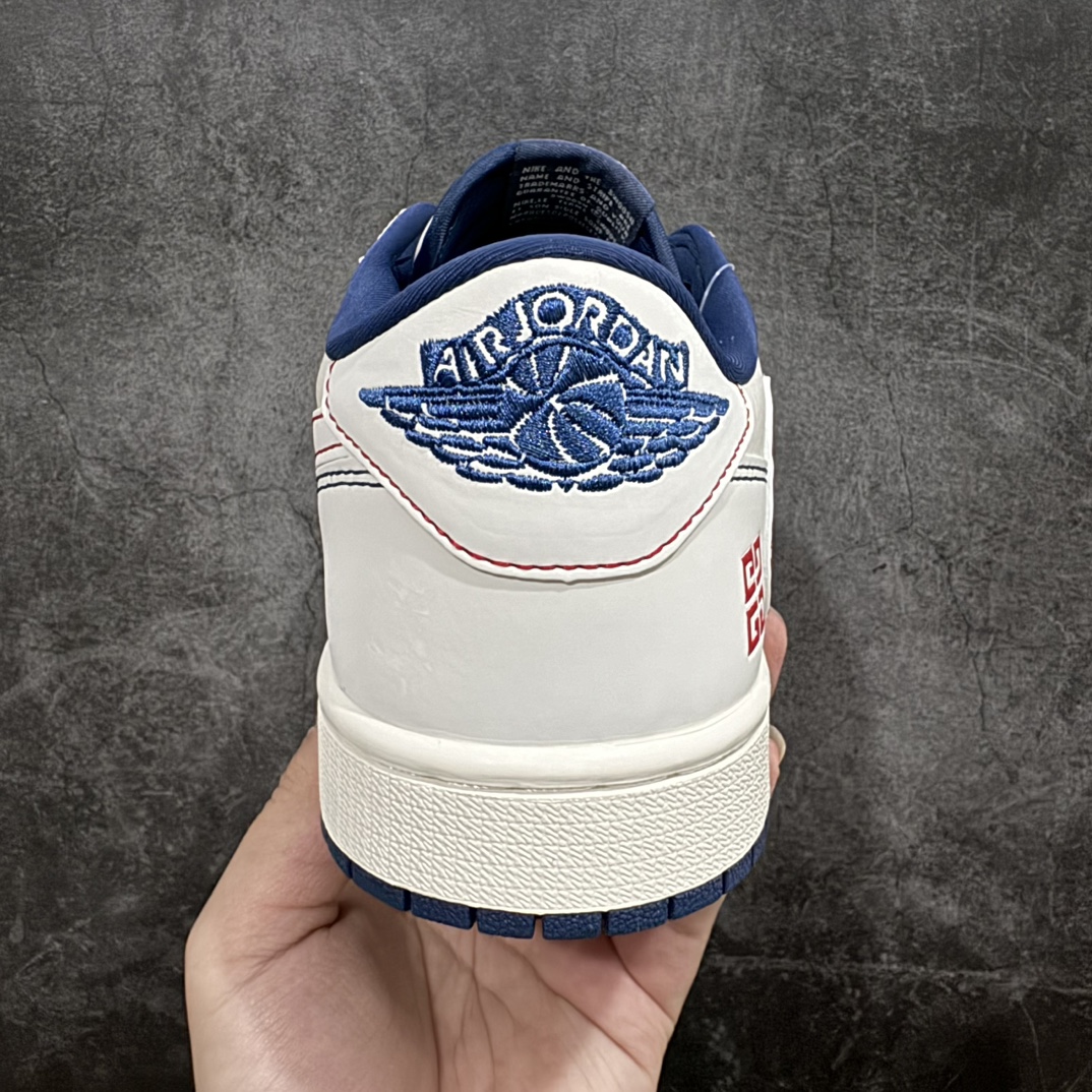 图片[4]-【定制版】Travis Scott x Fragment Design x Air Jordan 1 Low OG SP AJ1 乔1 纪梵希联名-红黑线条 低帮文化休闲板鞋 XY2688-115 #多方联名合作融合了Travis Scott 独特的音乐风格，藤原浩个性的设计风格以及Jordan品牌的经典元素 使其成为一双具有独特身份和价值的鞋子 清新而立体的外观加上联名标识更突出了其独特身份 这种配色方案显示出活力和时尚感 在视觉上引人注目 鞋身的质感和细腻的细节处理使其显得高端而格调十足 这款“倒钩”联名是设计与创意完美结合 融合多方的个性风格是一款备受瞩目的潮流鞋款 低帮休闲板鞋 定制鞋盒 大厂纯原品质出货 超高清洁度 皮料切割干净无任何毛边 细节完美    尺码：36-45（半） 编码：HXS320340-鞋库