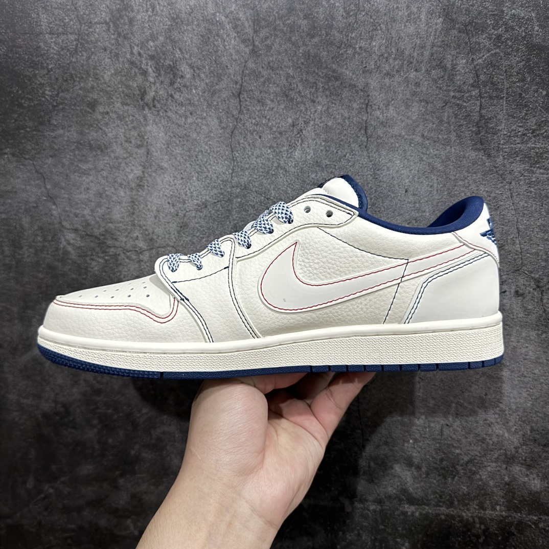 图片[2]-【定制版】Travis Scott x Fragment Design x Air Jordan 1 Low OG SP AJ1 乔1 纪梵希联名-红黑线条 低帮文化休闲板鞋 XY2688-115 #多方联名合作融合了Travis Scott 独特的音乐风格，藤原浩个性的设计风格以及Jordan品牌的经典元素 使其成为一双具有独特身份和价值的鞋子 清新而立体的外观加上联名标识更突出了其独特身份 这种配色方案显示出活力和时尚感 在视觉上引人注目 鞋身的质感和细腻的细节处理使其显得高端而格调十足 这款“倒钩”联名是设计与创意完美结合 融合多方的个性风格是一款备受瞩目的潮流鞋款 低帮休闲板鞋 定制鞋盒 大厂纯原品质出货 超高清洁度 皮料切割干净无任何毛边 细节完美    尺码：36-45（半） 编码：HXS320340-鞋库