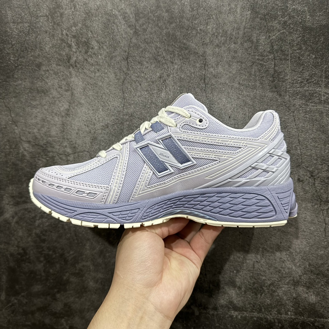 图片[2]-【纯原版】NB新百伦New Balance M1906R  M1906RZV 系列复古老爹风休闲运动慢跑鞋采用轻质牛剖革拼接透气网眼衬垫织物鞋面材质#T-Beam大底提供足步弓支撑，保持步态稳定#后跟搭载外露缓震胶 鞋身整体以各种深浅不一的灰色覆盖，鞋头以淡蓝色调装饰，网眼衬垫通过不规律的色块实现做旧的美感，泛黄的鞋底更是进一步增添了复古气息。 尺码：36 37 37.5 38 38.5 39.5 40 40.5 41.5 42 42.5 43 44 45 46.5 编码：JP260280-鞋库