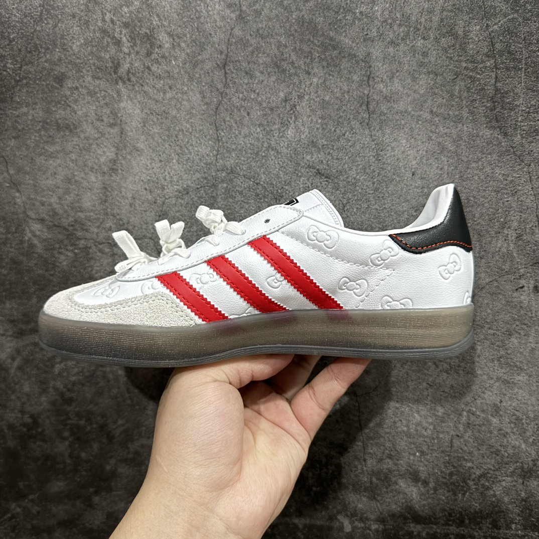 图片[2]-【纯原LZ版】凯蒂猫Hello Kitty x Adidas Gazelle Indoor Trainers\”Hello Kitty And Friends\”羚羊内训系列低帮复古百搭休闲运动德训风板鞋“联名白红黑凯蒂猫蝴蝶结印面”II0013nn男女鞋半码制n原楦开发版型采粒面移膜牛剖革组合用翻毛皮饰片鞋面材质n内环保海玻璃鞋垫 外置RB橡胶大底n 尺码：35 36 36⅔ 37⅓ 38 38⅔ 39⅓ 40 40⅔ 41⅓ 42 42⅔ 43⅓ 44 44⅔ 45 编码：NM250260-鞋库