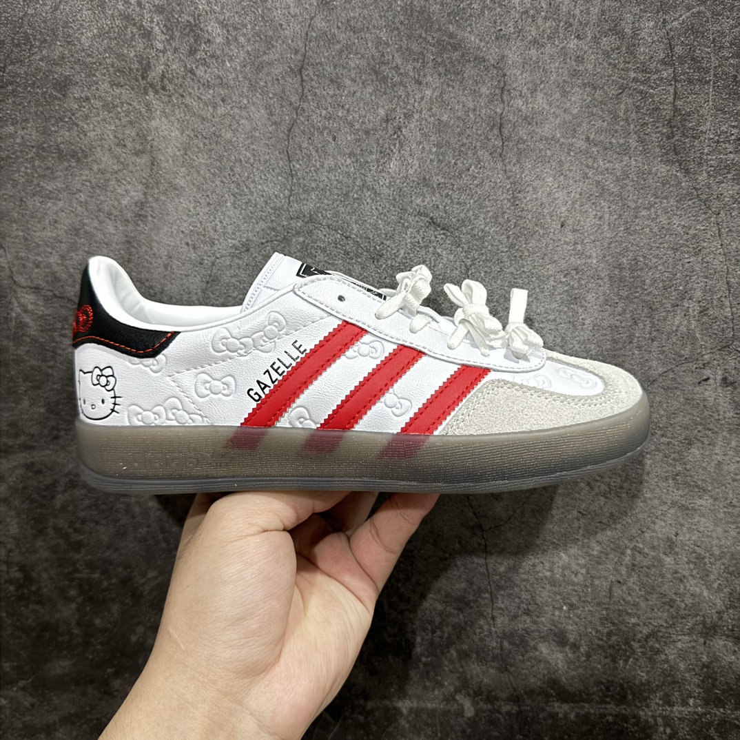 【纯原LZ版】凯蒂猫Hello Kitty x Adidas Gazelle Indoor Trainers\”Hello Kitty And Friends\”羚羊内训系列低帮复古百搭休闲运动德训风板鞋“联名白红黑凯蒂猫蝴蝶结印面”II0013nn男女鞋半码制n原楦开发版型采粒面移膜牛剖革组合用翻毛皮饰片鞋面材质n内环保海玻璃鞋垫 外置RB橡胶大底n 尺码：35 36 36⅔ 37⅓ 38 38⅔ 39⅓ 40 40⅔ 41⅓ 42 42⅔ 43⅓ 44 44⅔ 45 编码：NM250260-鞋库