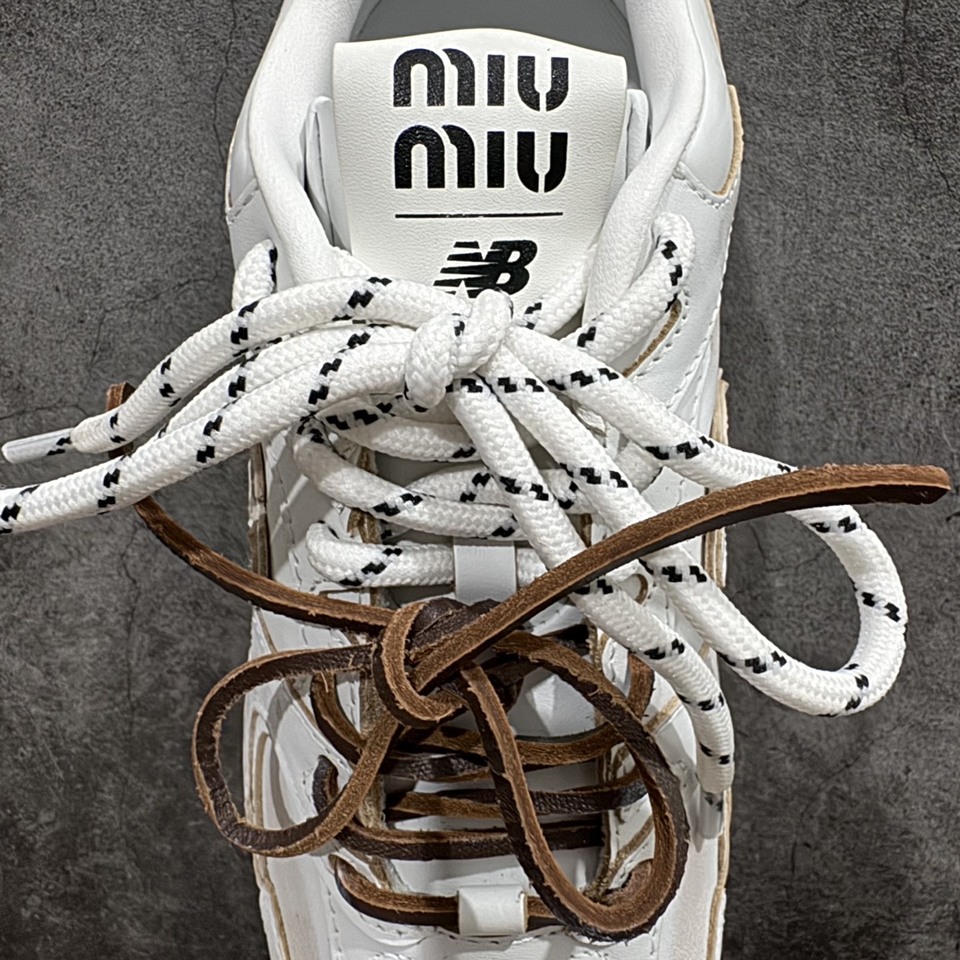 图片[6]-【莞产礼盒版】Miumiu x New Balance NB530 新百伦缪缪联名款复古运动鞋 白色皮面做旧n 全套原楦原纸板原厂数据开发原厂三文治网纱 原装进口羊皮加羊反绒正确绒感卡色正确中底拉帮中底纸板满印细节冲裁组合 匠心打造 耗时两个月开发完成工艺极其复杂难度可想而知 新开独立私模大底全网唯一正确私模大底 高端零售专供产物n这双变奏版本的530 SL 有着抢眼的双鞋带系统 以撞色的拼接感带出不同以往的风格 同时透过网眼面料与麂皮呈现复古质地 除了极为受到欢迎的棕色调之外 还推出了轻盈的裸白色系 而双方的联名徽标则展现在鞋舌以及内里衬底之上 搭配棉质和皮革的双重鞋带设计呈现出不俗的质感 此番的一大亮点就是将原来的ABZORB 鞋底更换为超薄外底 诠释Y2K风造型 鞋舌上的\”MiuMiu\”和\”NB\”Logo彰显联名身份 整双鞋带来浓浓的复古氛围  尺码：36-44 编码：ZX450480-鞋库