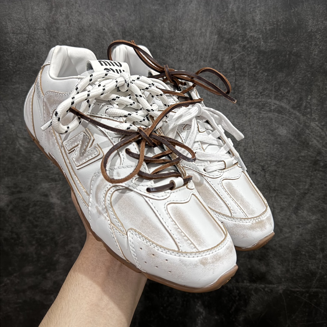 【莞产礼盒版】Miumiu x New Balance NB530 新百伦缪缪联名款复古运动鞋 白色皮面做旧n 全套原楦原纸板原厂数据开发原厂三文治网纱 原装进口羊皮加羊反绒正确绒感卡色正确中底拉帮中底纸板满印细节冲裁组合 匠心打造 耗时两个月开发完成工艺极其复杂难度可想而知 新开独立私模大底全网唯一正确私模大底 高端零售专供产物n这双变奏版本的530 SL 有着抢眼的双鞋带系统 以撞色的拼接感带出不同以往的风格 同时透过网眼面料与麂皮呈现复古质地 除了极为受到欢迎的棕色调之外 还推出了轻盈的裸白色系 而双方的联名徽标则展现在鞋舌以及内里衬底之上 搭配棉质和皮革的双重鞋带设计呈现出不俗的质感 此番的一大亮点就是将原来的ABZORB 鞋底更换为超薄外底 诠释Y2K风造型 鞋舌上的\”MiuMiu\”和\”NB\”Logo彰显联名身份 整双鞋带来浓浓的复古氛围  尺码：36-44 编码：ZX450480-鞋库