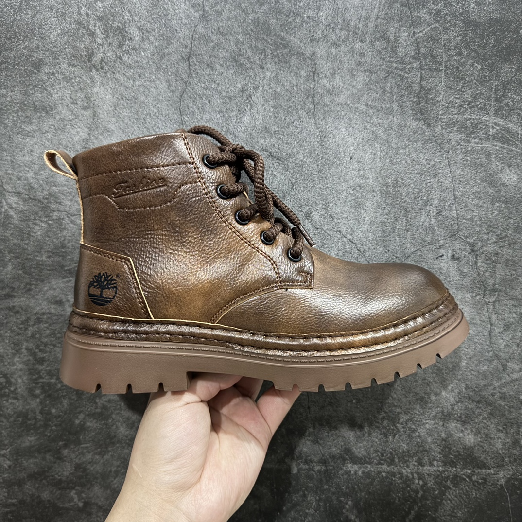 【定制版】Timberland 添柏岚/天伯伦  2024秋冬款 户外高帮工装休闲鞋 原盒原包装 广东大厂品质 面料采用意大利🇮🇹顶级磨砂细纹牛皮，搭配防臭防腐真皮乳胶鞋垫，给您完美的穿着体验，质量考究耐穿，型男必备，专治不帅，高品质脚感一流！ 尺码：39 40 41 42 43 44（皮鞋码） 编码：TL250270-鞋库