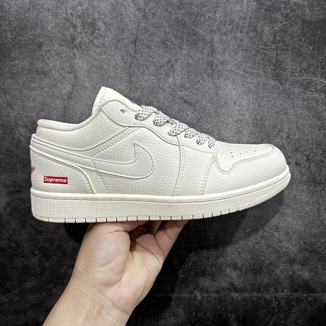 【定制版】Air Jordan 1 Retro Low x Supreme 米白官方同步新色 原装级产物拒绝公底 立体鞋型 细节完美 高清洁度 购置公司同步原材料 原汁原味 忠于原版 货号：WG8850 002 码数：36 36.5 37.5 38 38.5 39 40 40.5 41 42 42.5 43 44 44.5 45 编码：HXS260280-鞋库