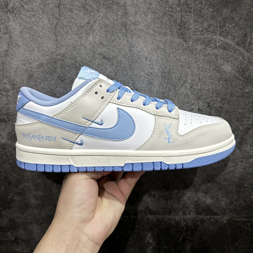 【定制版】Nk SB Dunk Low 圣罗兰系列-白灰蓝勾 周年高端定制 低帮休闲板鞋 GF2409-168rn#定制鞋盒 大厂纯原品质出货 超高清洁度 皮料切割干净无任何毛边 细节完美 r 尺码：36 36.5 37.5 38 38.5 39 40 40.5 41 42 42.5 43 44 44.5 45  编码：HXS320340-鞋库