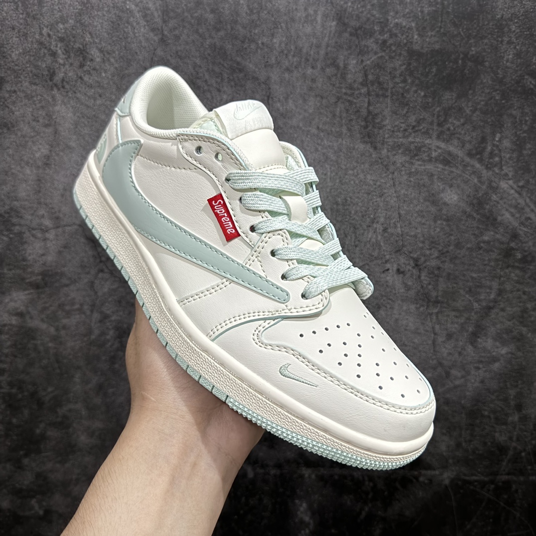 图片[3]-【定制版】Travis Scott x Fragment Design x Air Jordan 1 Low OG SP AJ1 乔1 Supreme北面联名-米白浅青 低帮文化休闲板鞋 XZ5158-001rn#多方联名合作融合了Travis Scott 独特的音乐风格，藤原浩个性的设计风格以及Jordan品牌的经典元素 使其成为一双具有独特身份和价值的鞋子 清新而立体的外观加上联名标识更突出了其独特身份 这种配色方案显示出活力和时尚感 在视觉上引人注目  鞋身的质感和细腻的细节处理使其显得高端而格调十足  这款“倒钩”联名是设计与创意完美结合  融合多方的个性风格是一款备受瞩目的潮流鞋款  低帮休闲板鞋 定制鞋盒 大厂纯原品质出货 超高清洁度 皮料切割干净无任何毛边 细节完美 r 尺码：36 36.5 37.5 38 38.5 39 40 40.5 41 42 42.5 43 44 44.5 45  编码：HXS320340-鞋库