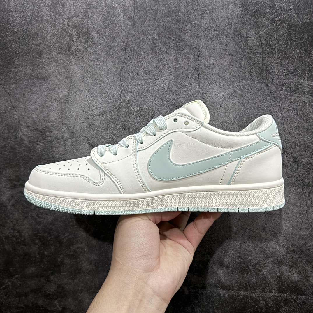 图片[2]-【定制版】Travis Scott x Fragment Design x Air Jordan 1 Low OG SP AJ1 乔1 Supreme北面联名-米白浅青 低帮文化休闲板鞋 XZ5158-001rn#多方联名合作融合了Travis Scott 独特的音乐风格，藤原浩个性的设计风格以及Jordan品牌的经典元素 使其成为一双具有独特身份和价值的鞋子 清新而立体的外观加上联名标识更突出了其独特身份 这种配色方案显示出活力和时尚感 在视觉上引人注目  鞋身的质感和细腻的细节处理使其显得高端而格调十足  这款“倒钩”联名是设计与创意完美结合  融合多方的个性风格是一款备受瞩目的潮流鞋款  低帮休闲板鞋 定制鞋盒 大厂纯原品质出货 超高清洁度 皮料切割干净无任何毛边 细节完美 r 尺码：36 36.5 37.5 38 38.5 39 40 40.5 41 42 42.5 43 44 44.5 45  编码：HXS320340-鞋库