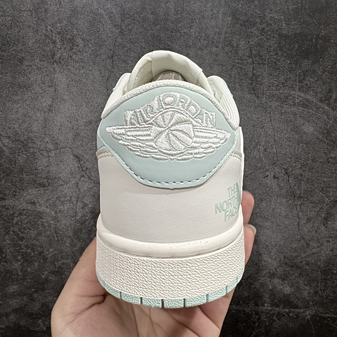 图片[4]-【定制版】Travis Scott x Fragment Design x Air Jordan 1 Low OG SP AJ1 乔1 Supreme北面联名-米白浅青 低帮文化休闲板鞋 XZ5158-001rn#多方联名合作融合了Travis Scott 独特的音乐风格，藤原浩个性的设计风格以及Jordan品牌的经典元素 使其成为一双具有独特身份和价值的鞋子 清新而立体的外观加上联名标识更突出了其独特身份 这种配色方案显示出活力和时尚感 在视觉上引人注目  鞋身的质感和细腻的细节处理使其显得高端而格调十足  这款“倒钩”联名是设计与创意完美结合  融合多方的个性风格是一款备受瞩目的潮流鞋款  低帮休闲板鞋 定制鞋盒 大厂纯原品质出货 超高清洁度 皮料切割干净无任何毛边 细节完美 r 尺码：36 36.5 37.5 38 38.5 39 40 40.5 41 42 42.5 43 44 44.5 45  编码：HXS320340-鞋库