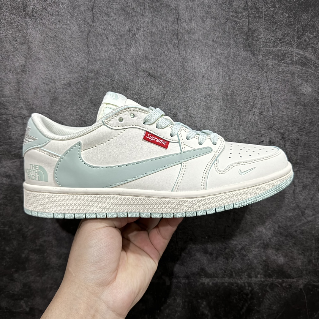 【定制版】Travis Scott x Fragment Design x Air Jordan 1 Low OG SP AJ1 乔1 Supreme北面联名-米白浅青 低帮文化休闲板鞋 XZ5158-001rn#多方联名合作融合了Travis Scott 独特的音乐风格，藤原浩个性的设计风格以及Jordan品牌的经典元素 使其成为一双具有独特身份和价值的鞋子 清新而立体的外观加上联名标识更突出了其独特身份 这种配色方案显示出活力和时尚感 在视觉上引人注目  鞋身的质感和细腻的细节处理使其显得高端而格调十足  这款“倒钩”联名是设计与创意完美结合  融合多方的个性风格是一款备受瞩目的潮流鞋款  低帮休闲板鞋 定制鞋盒 大厂纯原品质出货 超高清洁度 皮料切割干净无任何毛边 细节完美 r 尺码：36 36.5 37.5 38 38.5 39 40 40.5 41 42 42.5 43 44 44.5 45  编码：HXS320340-鞋库