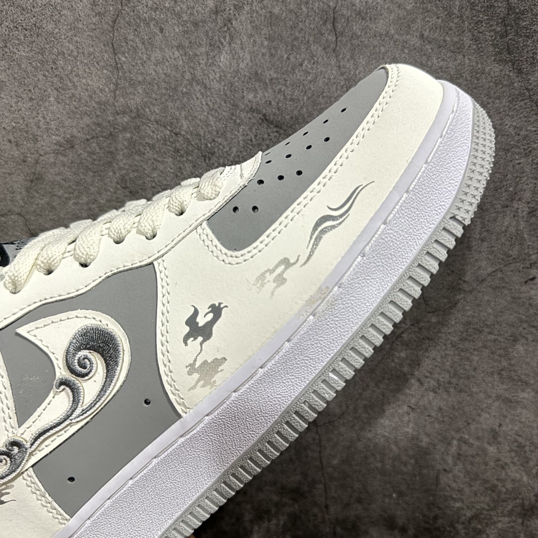 图片[6]-【定制版】Nk Air Force 1\’07 Low \”Suan Ni\” 国潮风格 狻猊 空军一号低帮休闲板鞋 BV6088-103rn#形如狮而有威，毛发飘逸，目光如炬。它是龙生九子之一，自带一种与生俱来的王者之气。其身姿矫健，行动敏捷，仿佛能在瞬间跨越山川河流。r 尺码：36 36.5 37 38 38.5 39 40 40.5 41 42 42.5 43 44 44.5 45 编码：HXS290300-鞋库