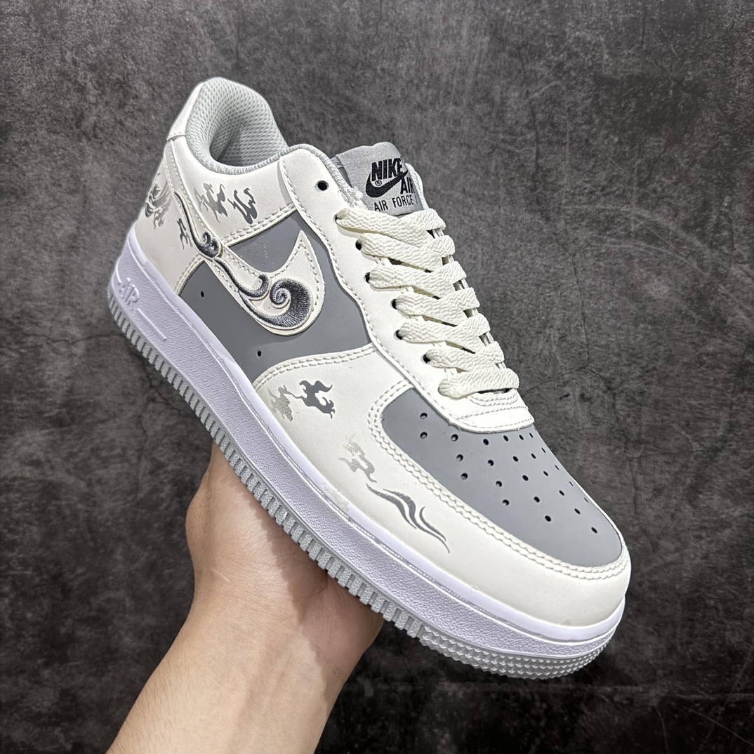 图片[3]-【定制版】Nk Air Force 1\’07 Low \”Suan Ni\” 国潮风格 狻猊 空军一号低帮休闲板鞋 BV6088-103rn#形如狮而有威，毛发飘逸，目光如炬。它是龙生九子之一，自带一种与生俱来的王者之气。其身姿矫健，行动敏捷，仿佛能在瞬间跨越山川河流。r 尺码：36 36.5 37 38 38.5 39 40 40.5 41 42 42.5 43 44 44.5 45 编码：HXS290300-鞋库