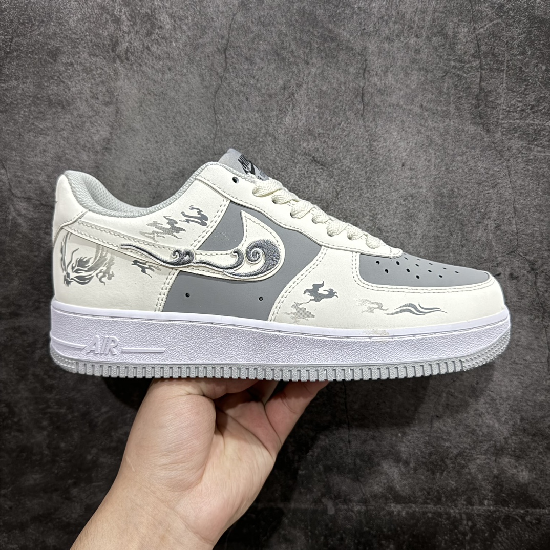 【定制版】Nk Air Force 1\’07 Low \”Suan Ni\” 国潮风格 狻猊 空军一号低帮休闲板鞋 BV6088-103rn#形如狮而有威，毛发飘逸，目光如炬。它是龙生九子之一，自带一种与生俱来的王者之气。其身姿矫健，行动敏捷，仿佛能在瞬间跨越山川河流。r 尺码：36 36.5 37 38 38.5 39 40 40.5 41 42 42.5 43 44 44.5 45 编码：HXS290300-鞋库