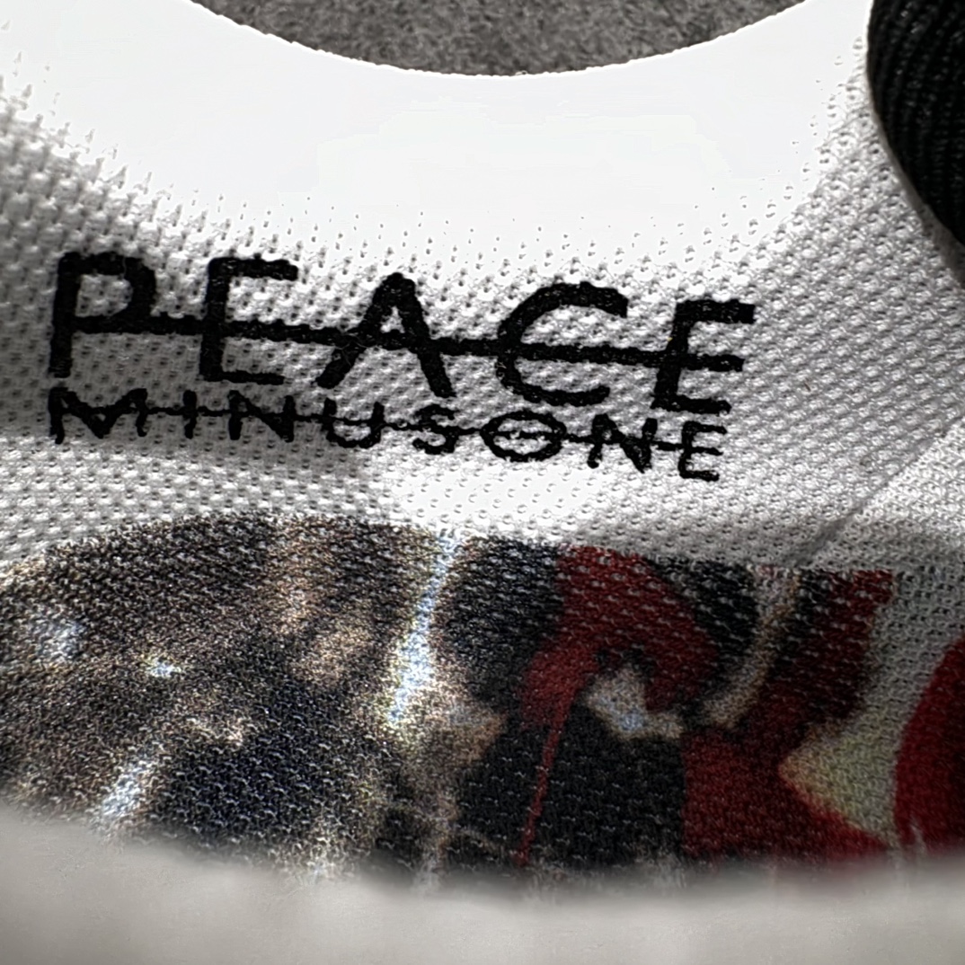 图片[8]-【OG纯原】PEACEMINUSONE x NK AIR FORCE 1\”PARA-NOISE \”权志龙联名空军一号低帮 权志龙小雏菊3.0 货号：AQ3692-004nn市场顶级纯原出货n正确彩喷3D打印图案颜色原厂皮料图案裁片定位正确原盒原配件热风吹 镊子起皮方式 穿久也可自然脱落 正确原盒原标 内置芯片 原装配件 原包装纸 颇有几分前作反转配色的意思，整双鞋以白色为主打，Swoosh、鞋带以及中底涂漆等细节采用黑色点缀，营造出视觉色差。鞋面与前作一样，暗藏刮刮乐设计，刮开后是极具艺术气息的涂鸦元素SIZE：36 36.5 37.5 38 38.5 39 40 40.5 41 42 42.5 43 44 44.5 45 46 47.5 编码：O470490-鞋库