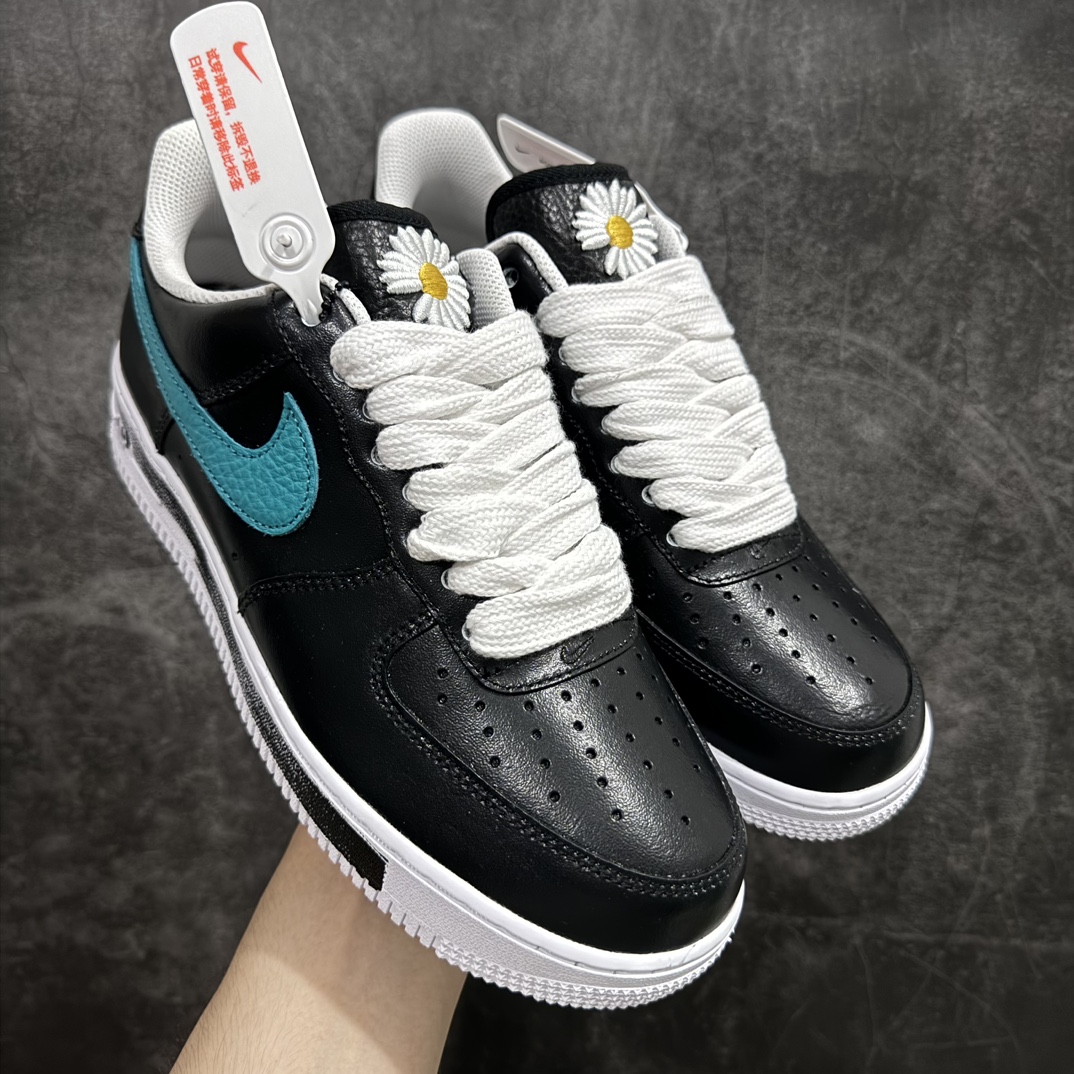 【OG纯原】PEACEMINUSONE x NK AIR FORCE 1\”PARA-NOISE \”权志龙联名空军一号低帮 权志龙小雏菊3.0 货号：AQ3692-004nn市场顶级纯原出货n正确彩喷3D打印图案颜色原厂皮料图案裁片定位正确原盒原配件热风吹 镊子起皮方式 穿久也可自然脱落 正确原盒原标 内置芯片 原装配件 原包装纸 颇有几分前作反转配色的意思，整双鞋以白色为主打，Swoosh、鞋带以及中底涂漆等细节采用黑色点缀，营造出视觉色差。鞋面与前作一样，暗藏刮刮乐设计，刮开后是极具艺术气息的涂鸦元素SIZE：36 36.5 37.5 38 38.5 39 40 40.5 41 42 42.5 43 44 44.5 45 46 47.5 编码：O470490-鞋库