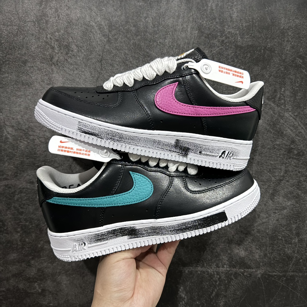 图片[2]-【OG纯原】PEACEMINUSONE x NK AIR FORCE 1\”PARA-NOISE \”权志龙联名空军一号低帮 权志龙小雏菊3.0 货号：AQ3692-004nn市场顶级纯原出货n正确彩喷3D打印图案颜色原厂皮料图案裁片定位正确原盒原配件热风吹 镊子起皮方式 穿久也可自然脱落 正确原盒原标 内置芯片 原装配件 原包装纸 颇有几分前作反转配色的意思，整双鞋以白色为主打，Swoosh、鞋带以及中底涂漆等细节采用黑色点缀，营造出视觉色差。鞋面与前作一样，暗藏刮刮乐设计，刮开后是极具艺术气息的涂鸦元素SIZE：36 36.5 37.5 38 38.5 39 40 40.5 41 42 42.5 43 44 44.5 45 46 47.5 编码：O470490-鞋库