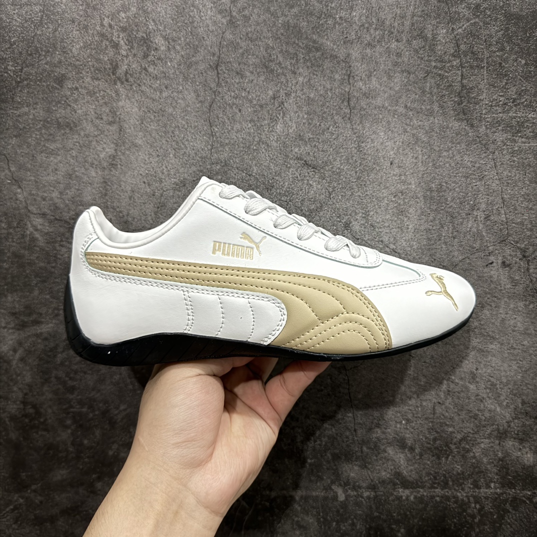 【纯原神版】Puma Speedcat OG Sparcon彪马罗马阿莫尔系列 复古运动休闲赛车跑鞋n市场顶级正确版本n版型 细节 烫金走线区分市面通货 欢迎对比🆚n工厂耗时3个月开发n原装档案原数据纸版楦型n采用鞋面材质(正确二次成型\’猛帮\’成型工艺🆚区别市面版本!!)n外置原数据开发轻量耐磨橡胶大底💪🏻nn全球知名运动品牌PUMA宝马赛车系列n融合了宝马车队的标志性配色n以趣味十足又前卫复古的设计引领潮流n将赛道精神融入街头时尚 开启前卫竞速之旅n主打前卫复古风 Roma鞋款的鞋侧以复古的流线造型缀以宝马经典Logo 巧妙吸睛n而Speedcat鞋款以亮眼三色条纹元素缀以舒适鞋面n赋予了独特的个性美学 演绎赛车的无尽能量n 官方货号：401603-03 编码：DZ210240-鞋库