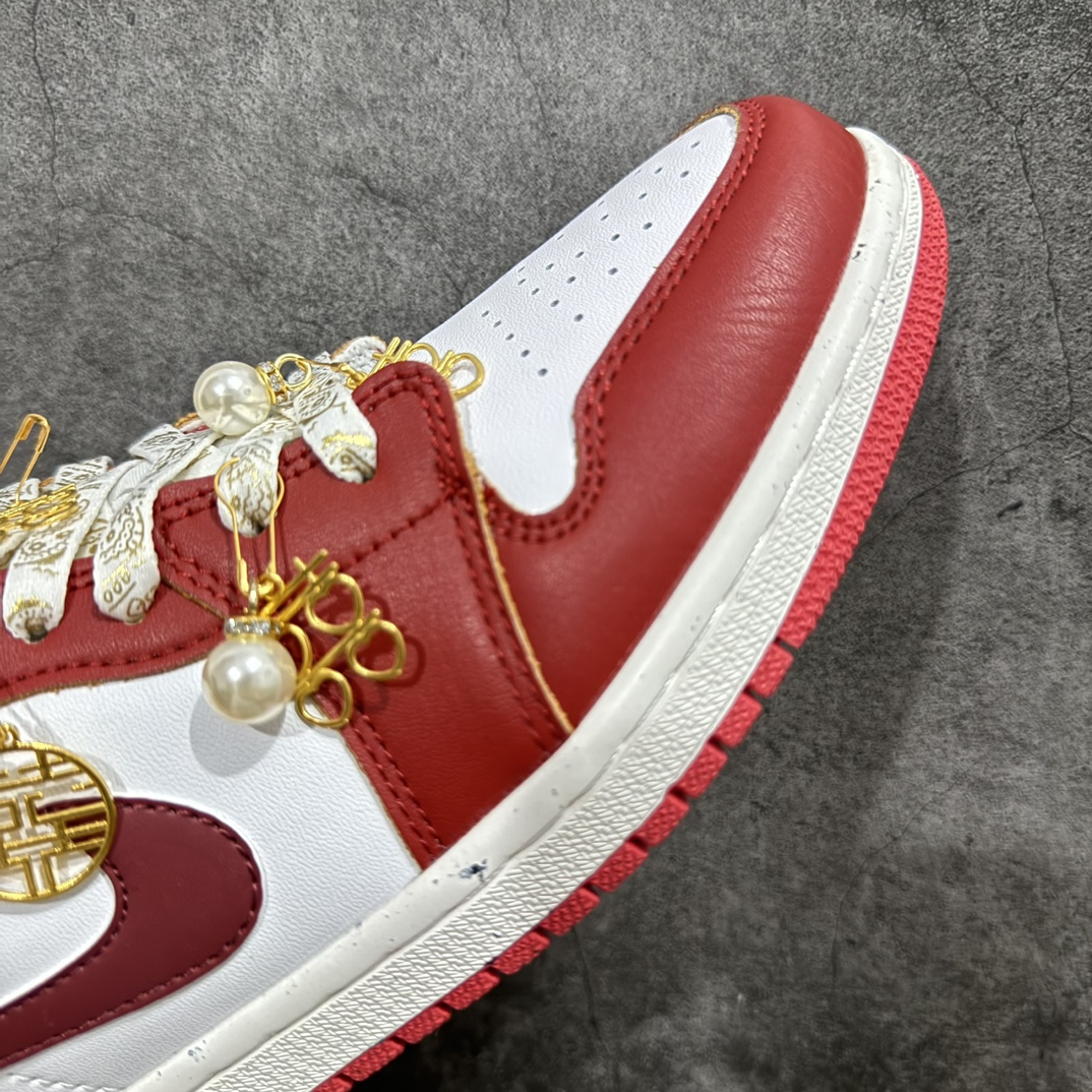 图片[6]-【纯原礼盒版本】Air Jordan 1 Low \”Wedding\”乔丹1代低帮婚鞋珠联璧合 货号：FJ3465-160nn该定制版球鞋选用原鞋款为Air Jordan 1 Low og 耐磨高帮复古篮球鞋，灵感来自中式婚庆，保留原鞋灰白红基调的基础上，叠加红色丝绒鞋带、增加整体的质感。配饰有双喜金属小挂件，再次呼应主题，呈现出中式婚礼的喜庆、庄重、雅致！鞋面金属挂件及鞋头喜字均可拆卸，同时满足婚庆和日常穿搭需求。本产品所有图片均为实物拍摄，受环境、设备影响会存在微小的色彩差异。定制球鞋均为纯手工定制，满足日常穿戴需求，穿着过程尽量避免剧烈运动和锐物划伤、避免使用高浓度的有机溶剂进行擦洗。n 尺码：35.5 36 36.5 37.5 38 38.5 39 40 40.5 41 42 42.5 43 44 44.5 45 46 编码：XZ280300-鞋库