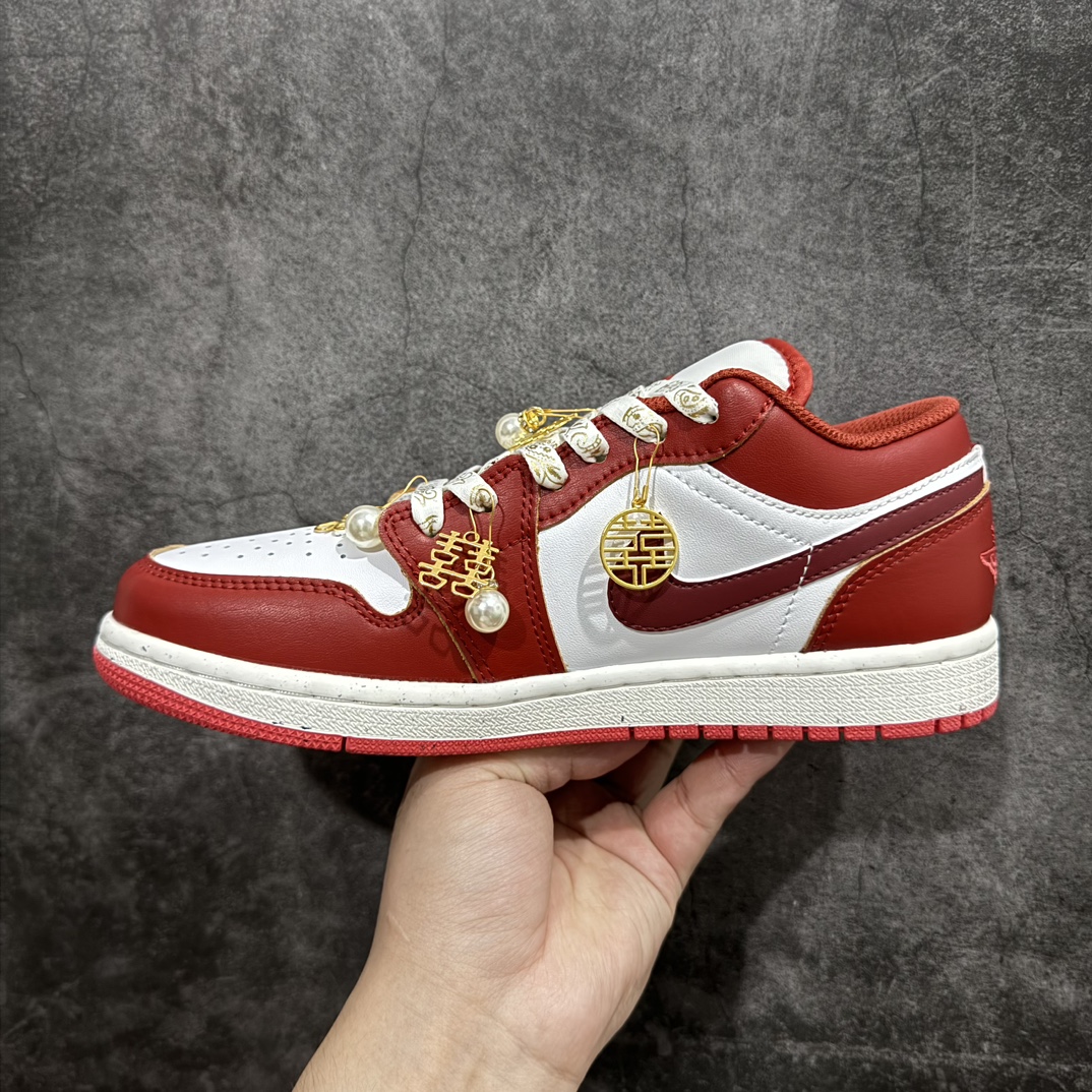 图片[2]-【纯原礼盒版本】Air Jordan 1 Low \”Wedding\”乔丹1代低帮婚鞋珠联璧合 货号：FJ3465-160nn该定制版球鞋选用原鞋款为Air Jordan 1 Low og 耐磨高帮复古篮球鞋，灵感来自中式婚庆，保留原鞋灰白红基调的基础上，叠加红色丝绒鞋带、增加整体的质感。配饰有双喜金属小挂件，再次呼应主题，呈现出中式婚礼的喜庆、庄重、雅致！鞋面金属挂件及鞋头喜字均可拆卸，同时满足婚庆和日常穿搭需求。本产品所有图片均为实物拍摄，受环境、设备影响会存在微小的色彩差异。定制球鞋均为纯手工定制，满足日常穿戴需求，穿着过程尽量避免剧烈运动和锐物划伤、避免使用高浓度的有机溶剂进行擦洗。n 尺码：35.5 36 36.5 37.5 38 38.5 39 40 40.5 41 42 42.5 43 44 44.5 45 46 编码：XZ280300-鞋库