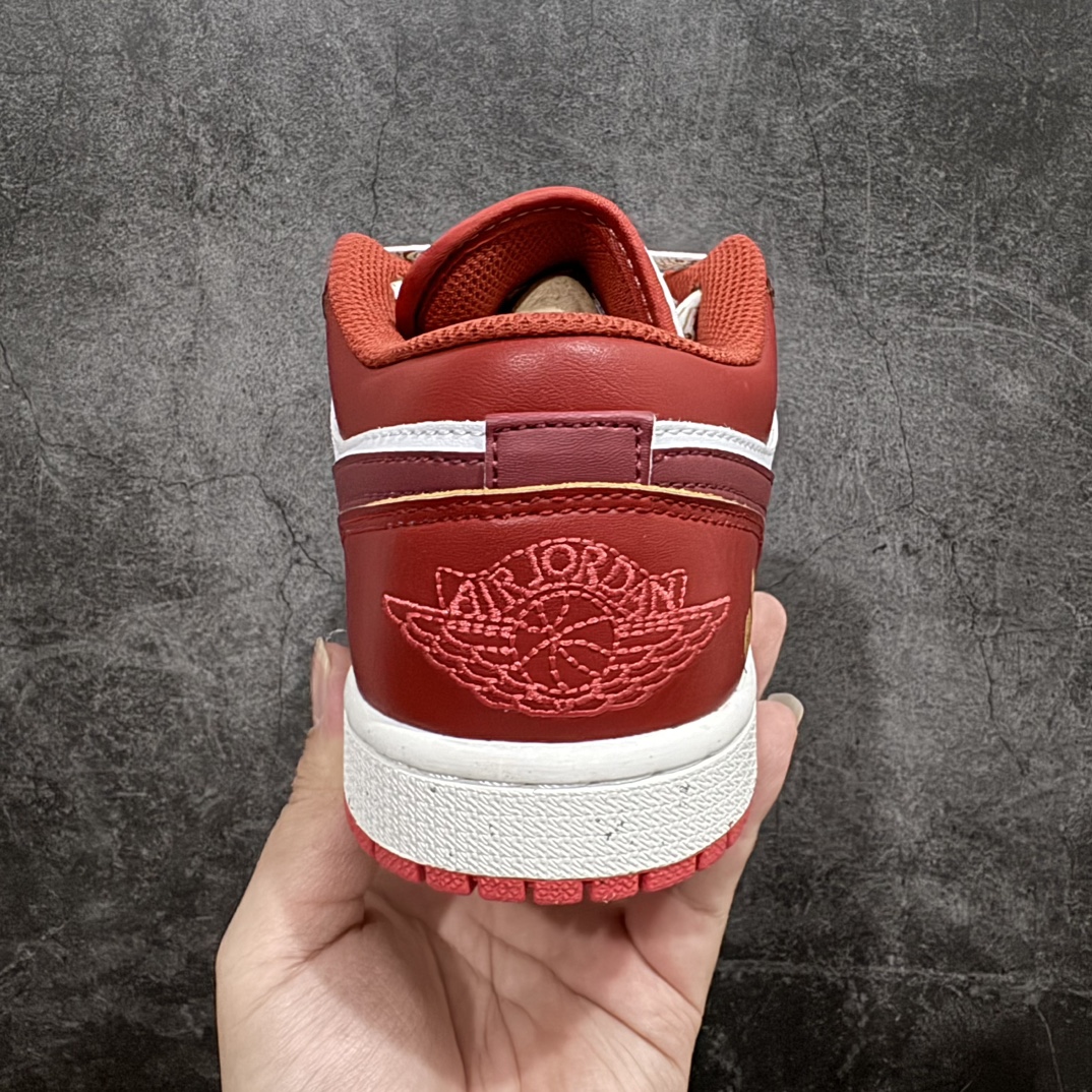 图片[4]-【纯原礼盒版本】Air Jordan 1 Low \”Wedding\”乔丹1代低帮婚鞋珠联璧合 货号：FJ3465-160nn该定制版球鞋选用原鞋款为Air Jordan 1 Low og 耐磨高帮复古篮球鞋，灵感来自中式婚庆，保留原鞋灰白红基调的基础上，叠加红色丝绒鞋带、增加整体的质感。配饰有双喜金属小挂件，再次呼应主题，呈现出中式婚礼的喜庆、庄重、雅致！鞋面金属挂件及鞋头喜字均可拆卸，同时满足婚庆和日常穿搭需求。本产品所有图片均为实物拍摄，受环境、设备影响会存在微小的色彩差异。定制球鞋均为纯手工定制，满足日常穿戴需求，穿着过程尽量避免剧烈运动和锐物划伤、避免使用高浓度的有机溶剂进行擦洗。n 尺码：35.5 36 36.5 37.5 38 38.5 39 40 40.5 41 42 42.5 43 44 44.5 45 46 编码：XZ280300-鞋库