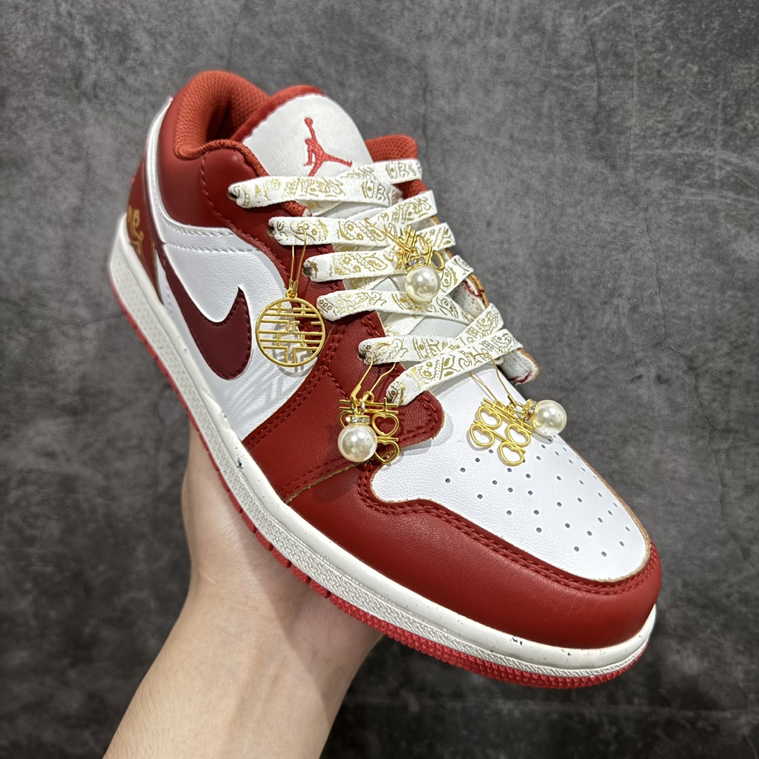 图片[3]-【纯原礼盒版本】Air Jordan 1 Low \”Wedding\”乔丹1代低帮婚鞋珠联璧合 货号：FJ3465-160nn该定制版球鞋选用原鞋款为Air Jordan 1 Low og 耐磨高帮复古篮球鞋，灵感来自中式婚庆，保留原鞋灰白红基调的基础上，叠加红色丝绒鞋带、增加整体的质感。配饰有双喜金属小挂件，再次呼应主题，呈现出中式婚礼的喜庆、庄重、雅致！鞋面金属挂件及鞋头喜字均可拆卸，同时满足婚庆和日常穿搭需求。本产品所有图片均为实物拍摄，受环境、设备影响会存在微小的色彩差异。定制球鞋均为纯手工定制，满足日常穿戴需求，穿着过程尽量避免剧烈运动和锐物划伤、避免使用高浓度的有机溶剂进行擦洗。n 尺码：35.5 36 36.5 37.5 38 38.5 39 40 40.5 41 42 42.5 43 44 44.5 45 46 编码：XZ280300-鞋库