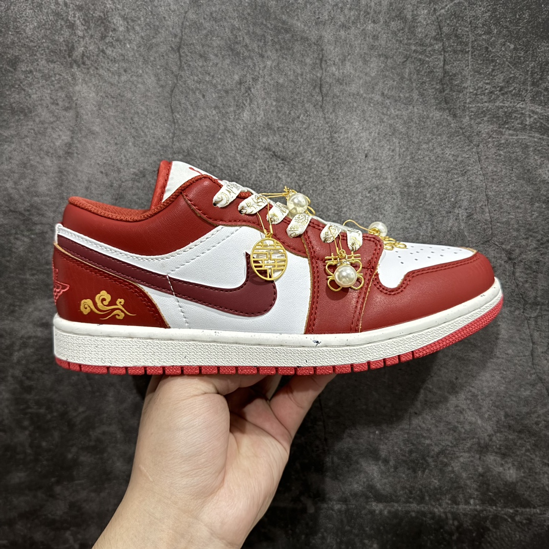 【纯原礼盒版本】Air Jordan 1 Low \”Wedding\”乔丹1代低帮婚鞋珠联璧合 货号：FJ3465-160nn该定制版球鞋选用原鞋款为Air Jordan 1 Low og 耐磨高帮复古篮球鞋，灵感来自中式婚庆，保留原鞋灰白红基调的基础上，叠加红色丝绒鞋带、增加整体的质感。配饰有双喜金属小挂件，再次呼应主题，呈现出中式婚礼的喜庆、庄重、雅致！鞋面金属挂件及鞋头喜字均可拆卸，同时满足婚庆和日常穿搭需求。本产品所有图片均为实物拍摄，受环境、设备影响会存在微小的色彩差异。定制球鞋均为纯手工定制，满足日常穿戴需求，穿着过程尽量避免剧烈运动和锐物划伤、避免使用高浓度的有机溶剂进行擦洗。n 尺码：35.5 36 36.5 37.5 38 38.5 39 40 40.5 41 42 42.5 43 44 44.5 45 46 编码：XZ280300-鞋库