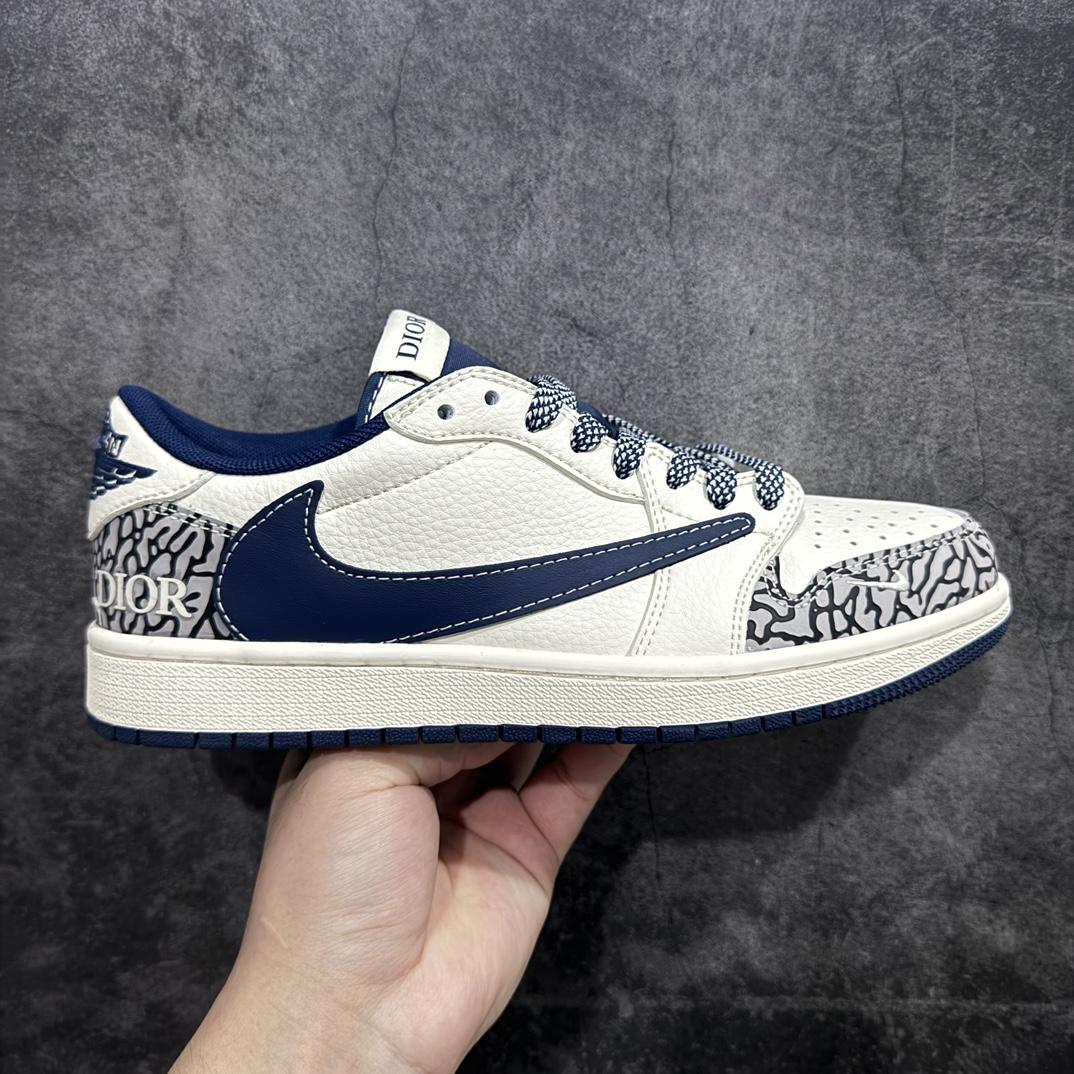 【定制版】Travis Scott x Fragment Design x Air Jordan 1 Low OG SP AJ1 乔1 迪奥联名-石头纹 低帮文化休闲板鞋 CF3688-029rn#多方联名合作融合了Travis Scott 独特的音乐风格，藤原浩个性的设计风格以及Jordan品牌的经典元素 使其成为一双具有独特身份和价值的鞋子 清新而立体的外观加上联名标识更突出了其独特身份 这种配色方案显示出活力和时尚感 在视觉上引人注目  鞋身的质感和细腻的细节处理使其显得高端而格调十足  这款“倒钩”联名是设计与创意完美结合  融合多方的个性风格是一款备受瞩目的潮流鞋款  低帮休闲板鞋 定制鞋盒 大厂纯原品质出货 超高清洁度 皮料切割干净无任何毛边 细节完美 r 尺码：36 36.5 37.5 38 38.5 39 40 40.5 41 42 42.5 43 44 44.5 45  编码：HXS320340-鞋库