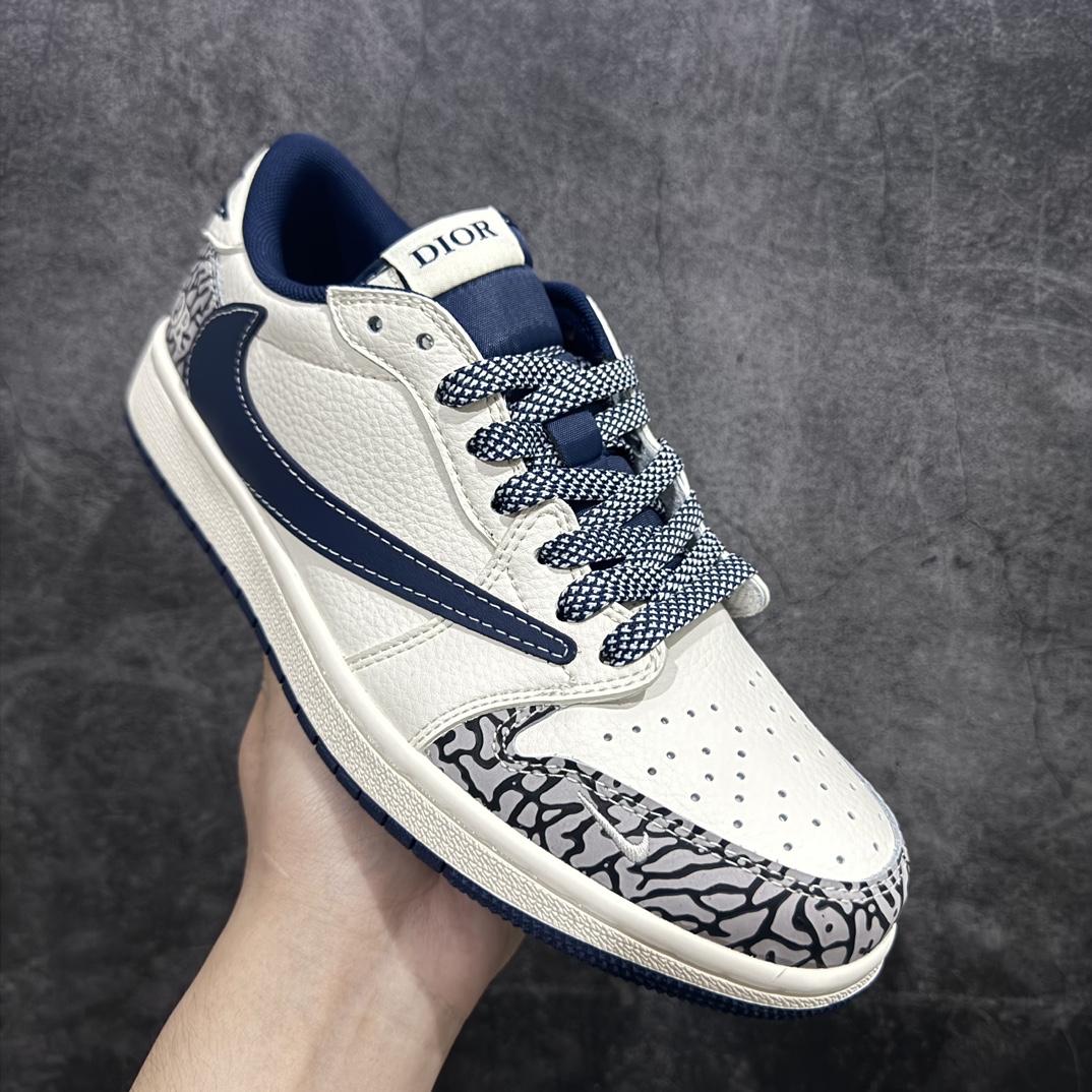 图片[3]-【定制版】Travis Scott x Fragment Design x Air Jordan 1 Low OG SP AJ1 乔1 迪奥联名-石头纹 低帮文化休闲板鞋 CF3688-029rn#多方联名合作融合了Travis Scott 独特的音乐风格，藤原浩个性的设计风格以及Jordan品牌的经典元素 使其成为一双具有独特身份和价值的鞋子 清新而立体的外观加上联名标识更突出了其独特身份 这种配色方案显示出活力和时尚感 在视觉上引人注目  鞋身的质感和细腻的细节处理使其显得高端而格调十足  这款“倒钩”联名是设计与创意完美结合  融合多方的个性风格是一款备受瞩目的潮流鞋款  低帮休闲板鞋 定制鞋盒 大厂纯原品质出货 超高清洁度 皮料切割干净无任何毛边 细节完美 r 尺码：36 36.5 37.5 38 38.5 39 40 40.5 41 42 42.5 43 44 44.5 45  编码：HXS320340-鞋库