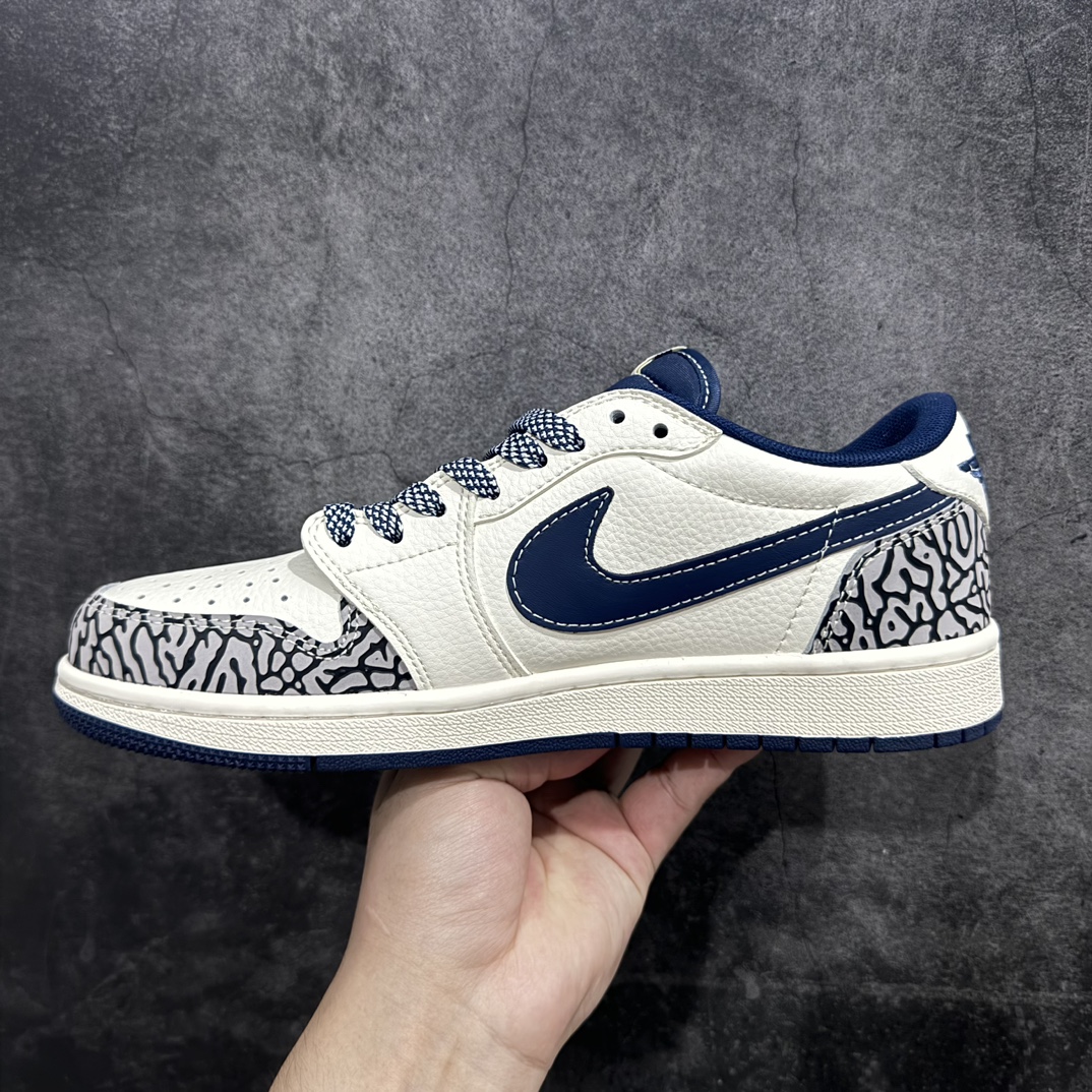 图片[2]-【定制版】Travis Scott x Fragment Design x Air Jordan 1 Low OG SP AJ1 乔1 迪奥联名-石头纹 低帮文化休闲板鞋 CF3688-029rn#多方联名合作融合了Travis Scott 独特的音乐风格，藤原浩个性的设计风格以及Jordan品牌的经典元素 使其成为一双具有独特身份和价值的鞋子 清新而立体的外观加上联名标识更突出了其独特身份 这种配色方案显示出活力和时尚感 在视觉上引人注目  鞋身的质感和细腻的细节处理使其显得高端而格调十足  这款“倒钩”联名是设计与创意完美结合  融合多方的个性风格是一款备受瞩目的潮流鞋款  低帮休闲板鞋 定制鞋盒 大厂纯原品质出货 超高清洁度 皮料切割干净无任何毛边 细节完美 r 尺码：36 36.5 37.5 38 38.5 39 40 40.5 41 42 42.5 43 44 44.5 45  编码：HXS320340-鞋库