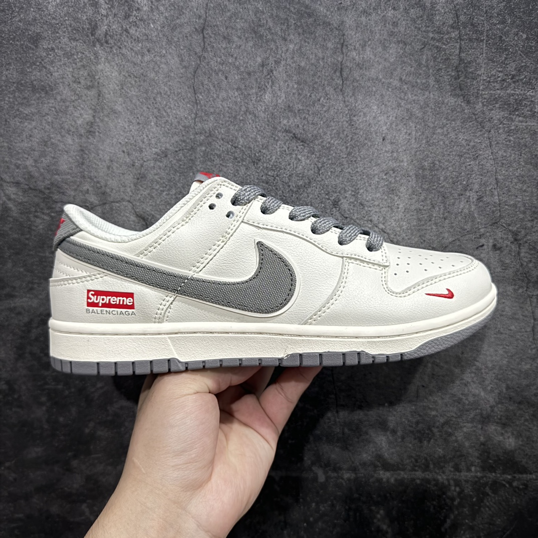 【定制版】Nk SB Dunk Low Supreme联名-米灰帆布勾 周年高端定制 低帮休闲板鞋 XX2025-108rn定制鞋盒 大厂纯原品质出货 超高清洁度 皮料切割干净无任何毛边 细节完美 r 尺码：36 36.5 37.5 38 38.5 39 40 40.5 41 42 42.5 43 44 44.5 45  编码：HXS320340-鞋库