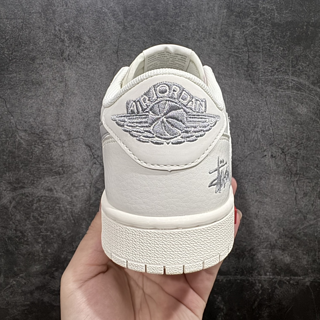 图片[4]-【定制版】Travis Scott x Fragment Design x Air Jordan 1 Low OG SP AJ1 乔1 斯图西联名-英文米灰勾 低帮文化休闲板鞋 SJ2068-115rnn多方联名合作融合了Travis Scott 独特的音乐风格，藤原浩个性的设计风格以及Jordan品牌的经典元素 使其成为一双具有独特身份和价值的鞋子 清新而立体的外观加上联名标识更突出了其独特身份 这种配色方案显示出活力和时尚感 在视觉上引人注目  鞋身的质感和细腻的细节处理使其显得高端而格调十足  这款“倒钩”联名是设计与创意完美结合  融合多方的个性风格是一款备受瞩目的潮流鞋款  低帮休闲板鞋 定制鞋盒 大厂纯原品质出货 超高清洁度 皮料切割干净无任何毛边 细节完美 r 尺码：36 36.5 37.5 38 38.5 39 40 40.5 41 42 42.5 43 44 44.5 45  编码：HXS320340-鞋库