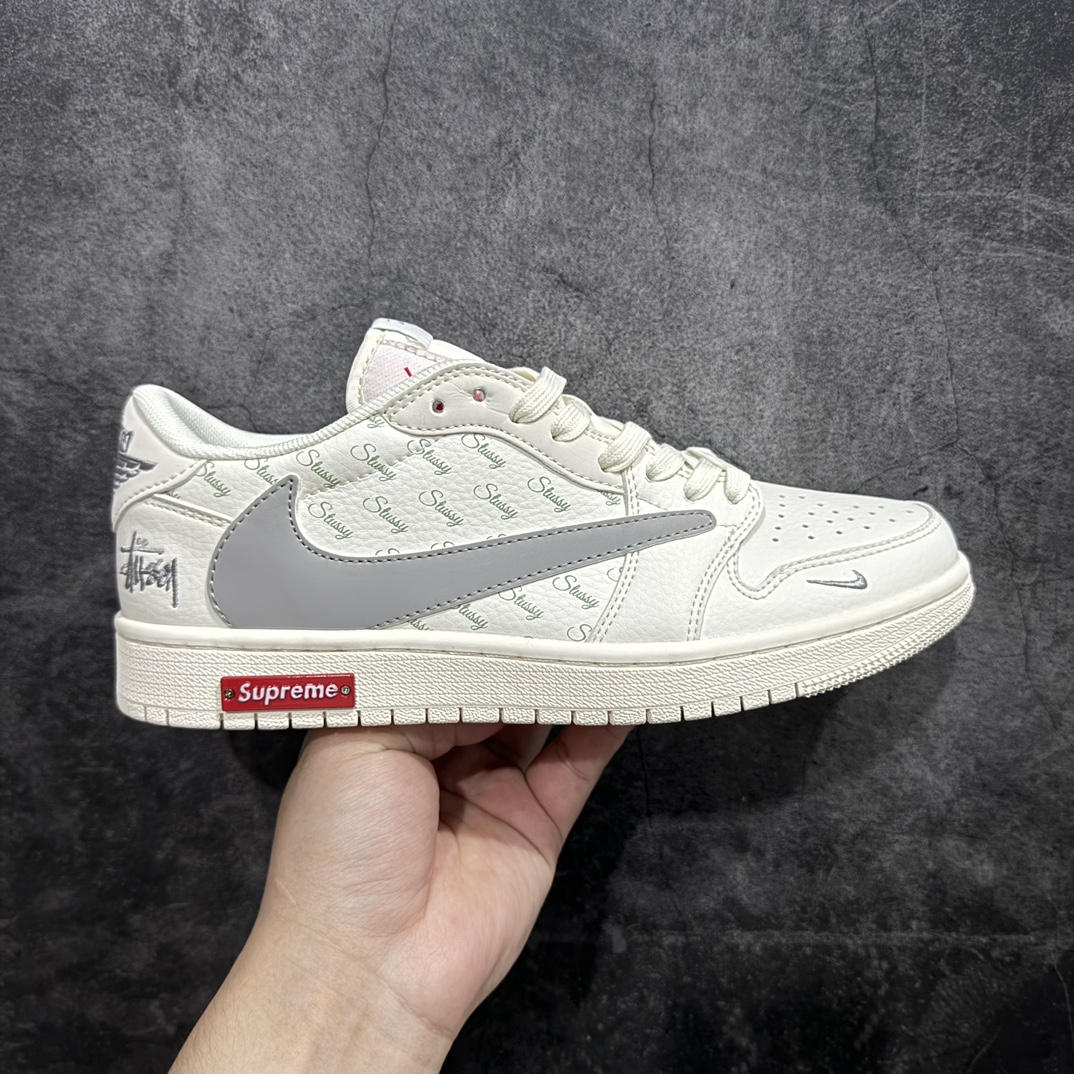 【定制版】Travis Scott x Fragment Design x Air Jordan 1 Low OG SP AJ1 乔1 斯图西联名-英文米灰勾 低帮文化休闲板鞋 SJ2068-115rnn多方联名合作融合了Travis Scott 独特的音乐风格，藤原浩个性的设计风格以及Jordan品牌的经典元素 使其成为一双具有独特身份和价值的鞋子 清新而立体的外观加上联名标识更突出了其独特身份 这种配色方案显示出活力和时尚感 在视觉上引人注目  鞋身的质感和细腻的细节处理使其显得高端而格调十足  这款“倒钩”联名是设计与创意完美结合  融合多方的个性风格是一款备受瞩目的潮流鞋款  低帮休闲板鞋 定制鞋盒 大厂纯原品质出货 超高清洁度 皮料切割干净无任何毛边 细节完美 r 尺码：36 36.5 37.5 38 38.5 39 40 40.5 41 42 42.5 43 44 44.5 45  编码：HXS320340-鞋库