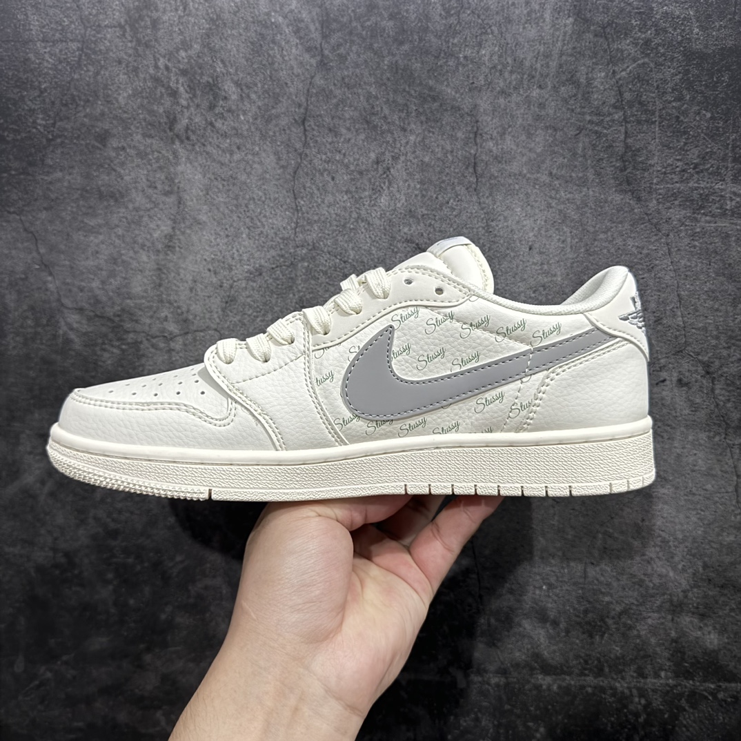 图片[2]-【定制版】Travis Scott x Fragment Design x Air Jordan 1 Low OG SP AJ1 乔1 斯图西联名-英文米灰勾 低帮文化休闲板鞋 SJ2068-115rnn多方联名合作融合了Travis Scott 独特的音乐风格，藤原浩个性的设计风格以及Jordan品牌的经典元素 使其成为一双具有独特身份和价值的鞋子 清新而立体的外观加上联名标识更突出了其独特身份 这种配色方案显示出活力和时尚感 在视觉上引人注目  鞋身的质感和细腻的细节处理使其显得高端而格调十足  这款“倒钩”联名是设计与创意完美结合  融合多方的个性风格是一款备受瞩目的潮流鞋款  低帮休闲板鞋 定制鞋盒 大厂纯原品质出货 超高清洁度 皮料切割干净无任何毛边 细节完美 r 尺码：36 36.5 37.5 38 38.5 39 40 40.5 41 42 42.5 43 44 44.5 45  编码：HXS320340-鞋库