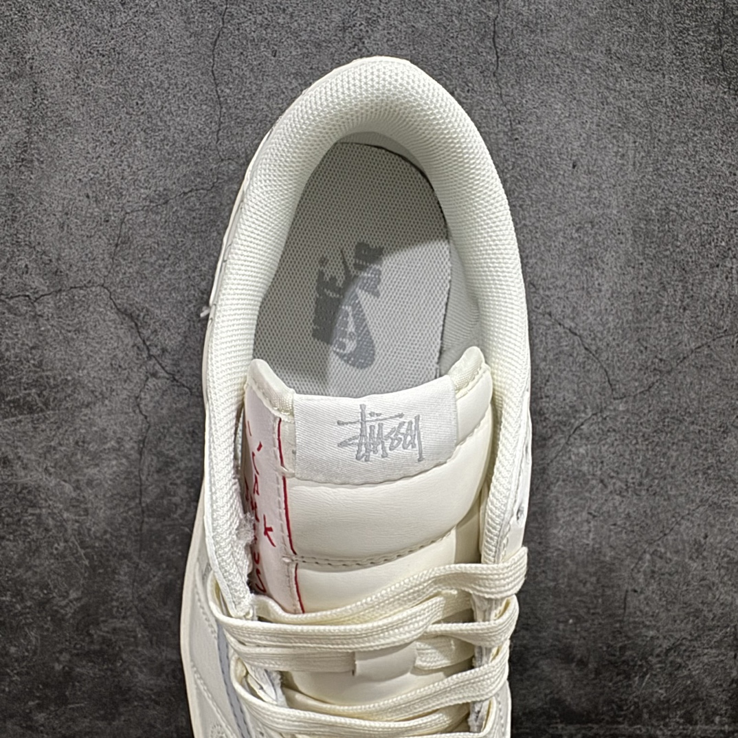 图片[8]-【定制版】Travis Scott x Fragment Design x Air Jordan 1 Low OG SP AJ1 乔1 斯图西联名-英文米灰勾 低帮文化休闲板鞋 SJ2068-115rnn多方联名合作融合了Travis Scott 独特的音乐风格，藤原浩个性的设计风格以及Jordan品牌的经典元素 使其成为一双具有独特身份和价值的鞋子 清新而立体的外观加上联名标识更突出了其独特身份 这种配色方案显示出活力和时尚感 在视觉上引人注目  鞋身的质感和细腻的细节处理使其显得高端而格调十足  这款“倒钩”联名是设计与创意完美结合  融合多方的个性风格是一款备受瞩目的潮流鞋款  低帮休闲板鞋 定制鞋盒 大厂纯原品质出货 超高清洁度 皮料切割干净无任何毛边 细节完美 r 尺码：36 36.5 37.5 38 38.5 39 40 40.5 41 42 42.5 43 44 44.5 45  编码：HXS320340-鞋库