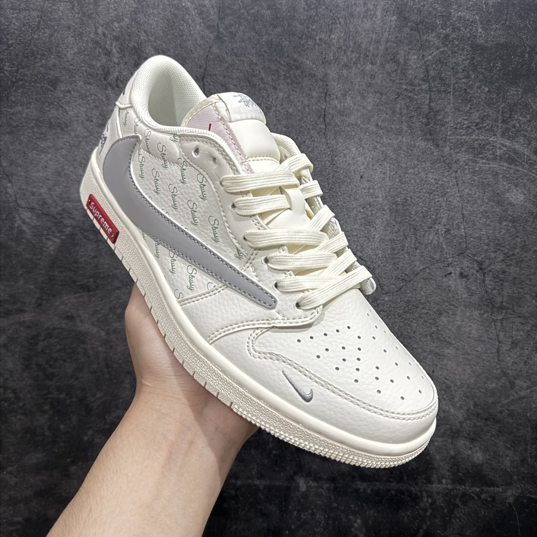 图片[3]-【定制版】Travis Scott x Fragment Design x Air Jordan 1 Low OG SP AJ1 乔1 斯图西联名-英文米灰勾 低帮文化休闲板鞋 SJ2068-115rnn多方联名合作融合了Travis Scott 独特的音乐风格，藤原浩个性的设计风格以及Jordan品牌的经典元素 使其成为一双具有独特身份和价值的鞋子 清新而立体的外观加上联名标识更突出了其独特身份 这种配色方案显示出活力和时尚感 在视觉上引人注目  鞋身的质感和细腻的细节处理使其显得高端而格调十足  这款“倒钩”联名是设计与创意完美结合  融合多方的个性风格是一款备受瞩目的潮流鞋款  低帮休闲板鞋 定制鞋盒 大厂纯原品质出货 超高清洁度 皮料切割干净无任何毛边 细节完美 r 尺码：36 36.5 37.5 38 38.5 39 40 40.5 41 42 42.5 43 44 44.5 45  编码：HXS320340-鞋库