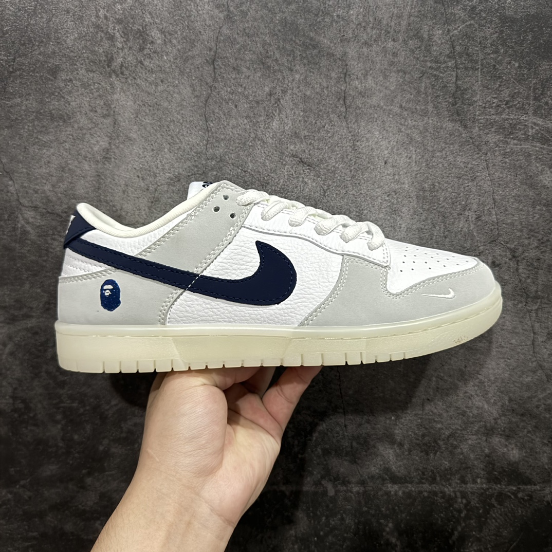 【定制版】Nike SB Dunk Low x BAPE 白蓝灰小钩n纯原大厂出品 极力推荐n原装头层材料 独家版型蒸餾加工n帶來的是更好的视觉和脚感体验n大厂纯原品质出货 清洁度 电绣工艺皮料切割干净无任何毛边 细节完美 官方货号：JH8039 938 尺码：36 36.5 37.5 38 38.5 39 40 40.5 41 42 42.5 43 44 44.5 45  编码：HXS260280-鞋库