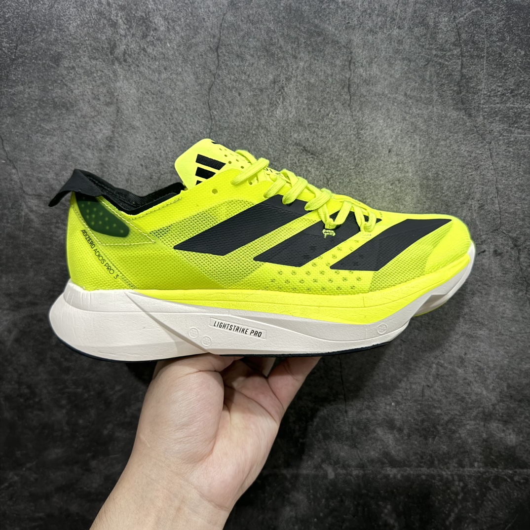 【公司级】adidas Adizero Adios Pro 3 舒适百搭减震防滑耐磨 低帮 碳板 马拉松跑步鞋 波士顿3代夏季透气网眼竞速跑鞋 GW7257nn延续爪型玻璃纤维推进系统 进化为全掌式的ENERGY RODS 2.0 从脚跟到脚趾的一体成形设计 强化整体推进力 提升速度表现 升级透气鞋面更具支撑性 利用ENGINEERED MESH技术进行不同密度织纹 强化支撑性 更使用50%以上的回收材料製成 减低塑料浪费 此外变薄的鞋舌为前掌提供更多空间 提供跑者更好的穿着感受 马牌轮胎大底耐磨性佳 大底全掌采用耐磨的Continental马牌轮胎大底 在各种环境下保有良好抓地力SIZE：36-45 编码：YX240250-鞋库