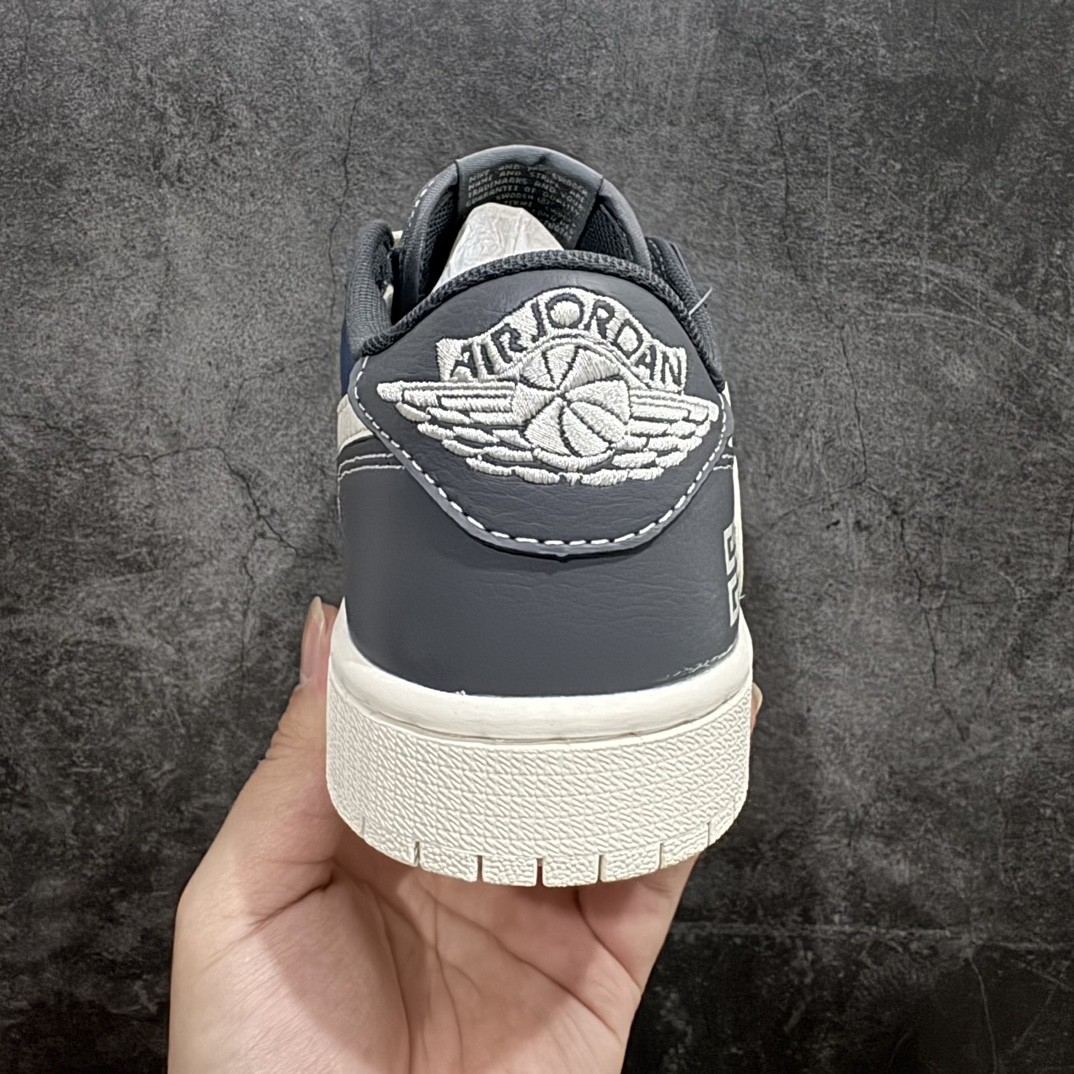 图片[4]-【定制版】Travis Scott x Nike Air Jordan 1 Low x GIVENCHY 米蓝深灰nAir Jordan 1 Low 反转米蓝深灰倒钩 纯原版本n全鞋采用原装头层皮，用料扎实 精雕细琢n鞋型极致还原 飞翼3D打印改良 深度立体四线中底拉帮皮料选材 钢印 背胶一应俱全 全新批次 原装原模大底全鞋原厂定制皮料，手感细腻正确折边工艺 完美细节诠释 官方货号：QY0568 955 Size：36 36.5 37.5 38 38.5 39 40 40.5 41 42 42.5 43 44 44.5 45 编码：CC280300-鞋库