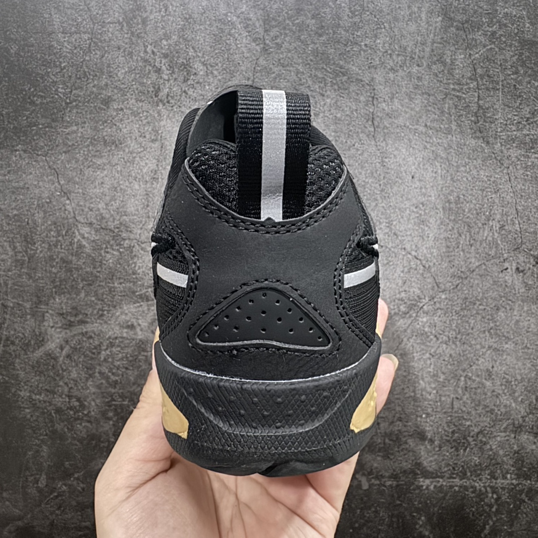 图片[4]-【公司级】NIKE JAM 系列舒适时尚防滑耐磨低帮生活休闲鞋 FN0314-002nn采用鞋面合成皮革与网眼布设计 以便于运动员在霹雳舞运动中的保护和耐穿 中底设计细节采用翻转SWOOSH设计 使得倒立动作时更显帅气 鞋子中的整体结构下降 有助于提供更好的缓震效果 设计语言来与NIKE 2000年跑跑鞋中汲取的材料组合以及设计语言 鞋子在线条处大量采用反光效果SIZE：36 36.5 37.5 38 38.5 39 40 40.5 41 42 42.5 43 44 44.5 45 46 编码：MZ240260-鞋库