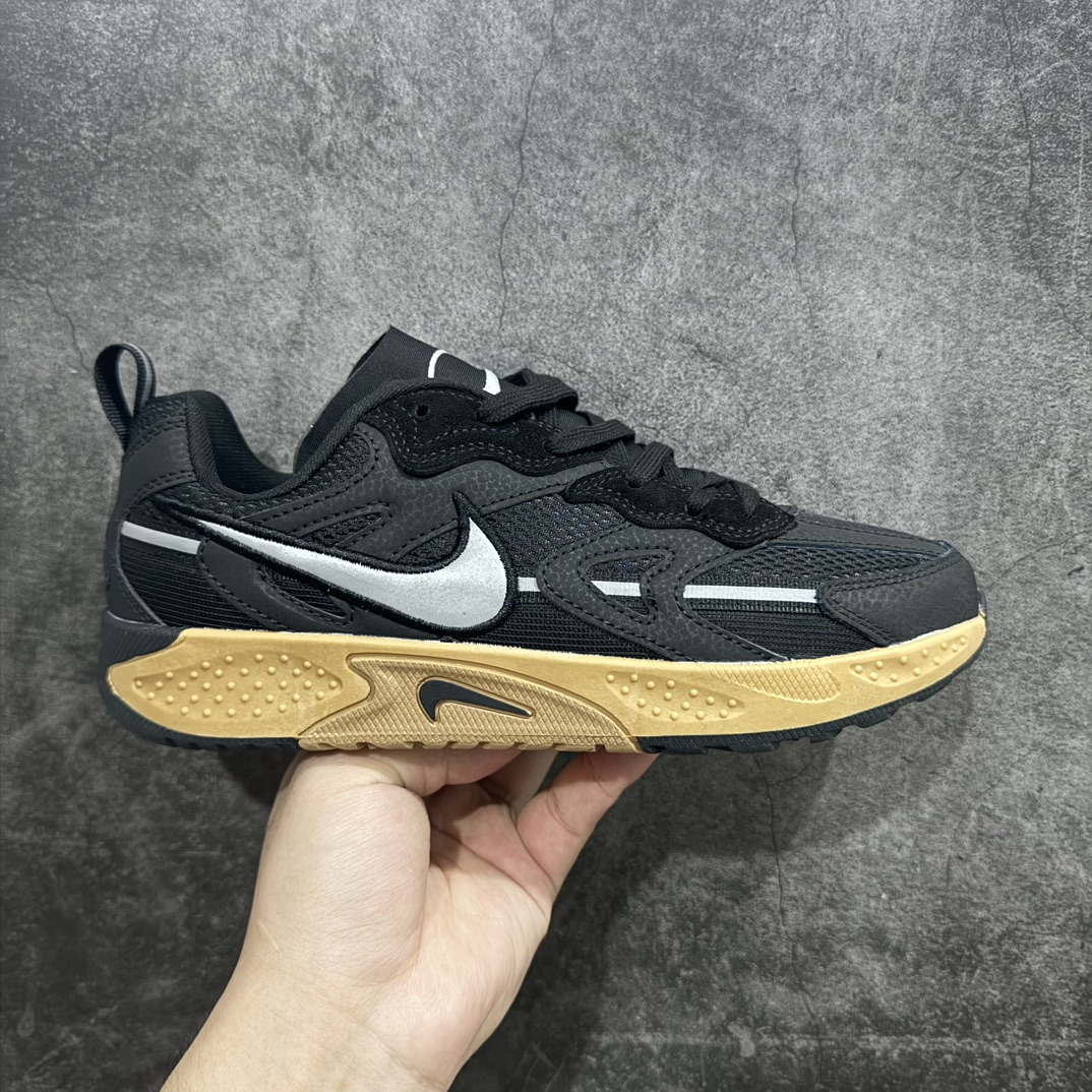 【公司级】NIKE JAM 系列舒适时尚防滑耐磨低帮生活休闲鞋 FN0314-002nn采用鞋面合成皮革与网眼布设计 以便于运动员在霹雳舞运动中的保护和耐穿 中底设计细节采用翻转SWOOSH设计 使得倒立动作时更显帅气 鞋子中的整体结构下降 有助于提供更好的缓震效果 设计语言来与NIKE 2000年跑跑鞋中汲取的材料组合以及设计语言 鞋子在线条处大量采用反光效果SIZE：36 36.5 37.5 38 38.5 39 40 40.5 41 42 42.5 43 44 44.5 45 46 编码：MZ240260-鞋库