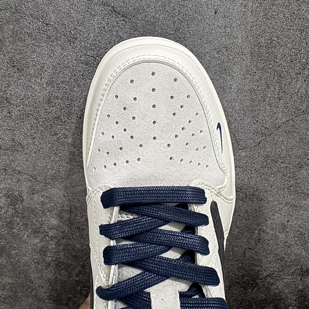 图片[5]-【定制版】Fragment x Travis Scott x 北面nAir Jordan 1 Low 三方联名倒钩n性价比原盒出货 全新的三方联名低帮倒钩鞋面延续了黑脚趾设计，整双鞋以全荔枝皮打造，腰身搭配白色「倒勾」，再点缀上Travis Scott 标志性的Logo，后跟处以藤原浩最拿手的蓝色为主色调，完善极具Fragment Design的白蓝黑设计风格，左右脚分别以Travis Scott鬼脸和乔丹飞翼加以修饰，彰显出三方联名的奢华格调。 官方货号：XY2688 110 Size：36 36.5 37.5 38 38.5 39 40 40.5 41 42 42.5 43 44 44.5 45  编码：HXS320340-鞋库