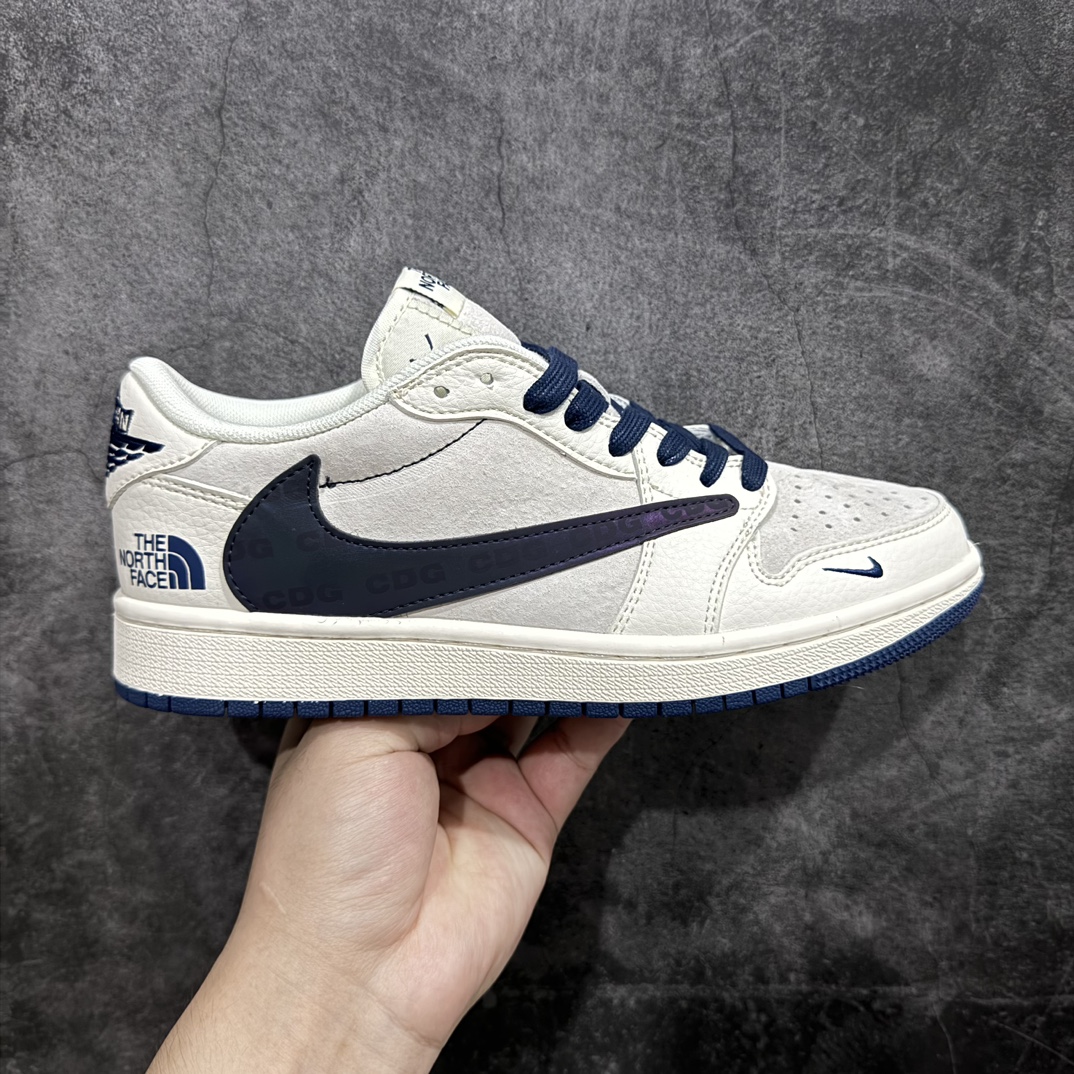 【定制版】Fragment x Travis Scott x 北面nAir Jordan 1 Low 三方联名倒钩n性价比原盒出货 全新的三方联名低帮倒钩鞋面延续了黑脚趾设计，整双鞋以全荔枝皮打造，腰身搭配白色「倒勾」，再点缀上Travis Scott 标志性的Logo，后跟处以藤原浩最拿手的蓝色为主色调，完善极具Fragment Design的白蓝黑设计风格，左右脚分别以Travis Scott鬼脸和乔丹飞翼加以修饰，彰显出三方联名的奢华格调。 官方货号：XY2688 110 Size：36 36.5 37.5 38 38.5 39 40 40.5 41 42 42.5 43 44 44.5 45  编码：HXS320340-鞋库