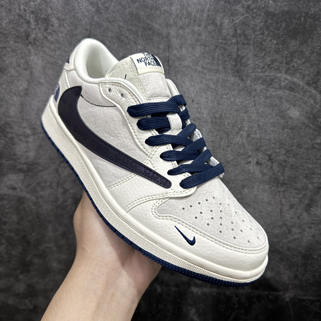 图片[3]-【定制版】Fragment x Travis Scott x 北面nAir Jordan 1 Low 三方联名倒钩n性价比原盒出货 全新的三方联名低帮倒钩鞋面延续了黑脚趾设计，整双鞋以全荔枝皮打造，腰身搭配白色「倒勾」，再点缀上Travis Scott 标志性的Logo，后跟处以藤原浩最拿手的蓝色为主色调，完善极具Fragment Design的白蓝黑设计风格，左右脚分别以Travis Scott鬼脸和乔丹飞翼加以修饰，彰显出三方联名的奢华格调。 官方货号：XY2688 110 Size：36 36.5 37.5 38 38.5 39 40 40.5 41 42 42.5 43 44 44.5 45  编码：HXS320340-鞋库